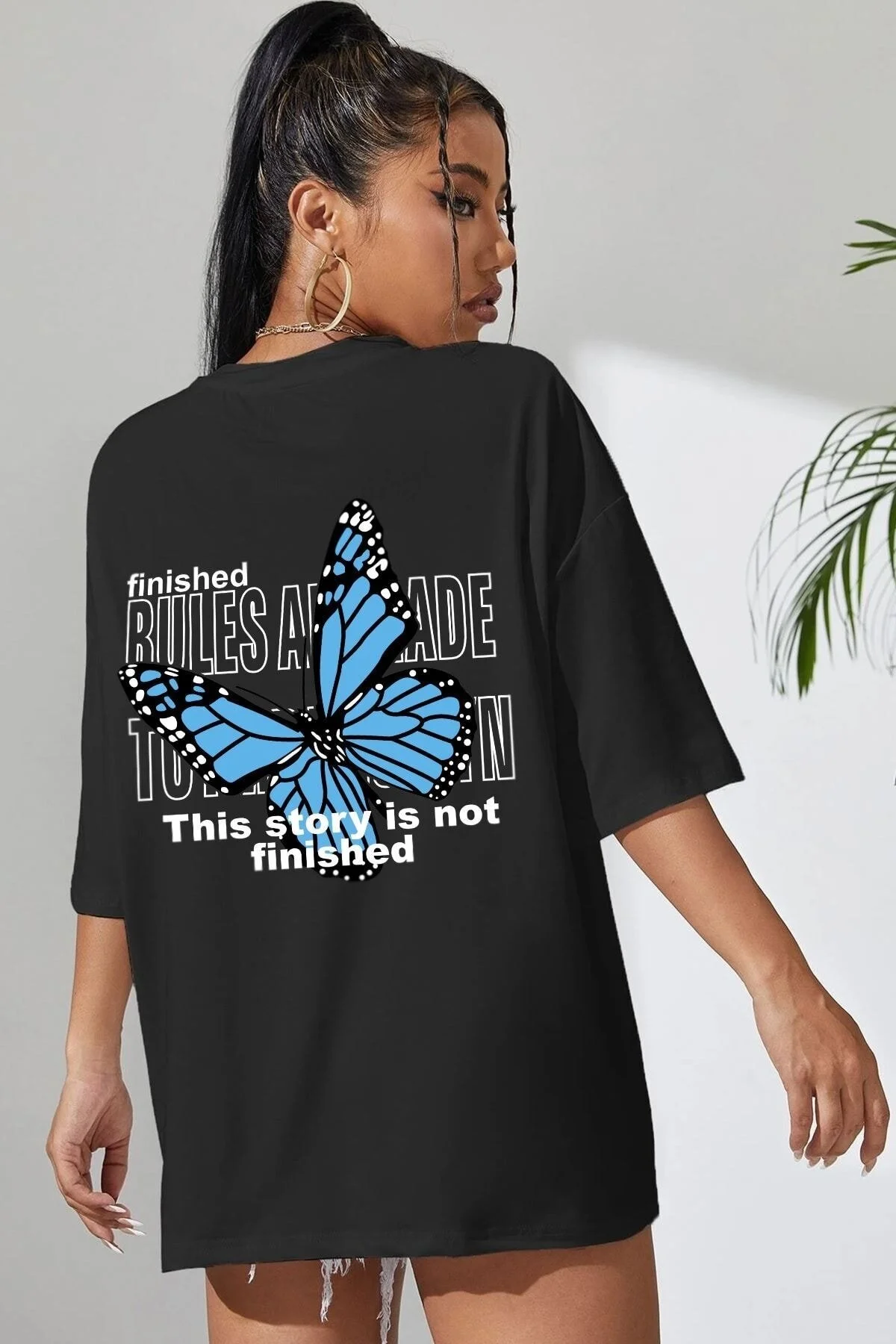 uyguntarz  Unisex-T-Shirt mit schwarzem Schmetterlingsaufdruck auf der Rückseite