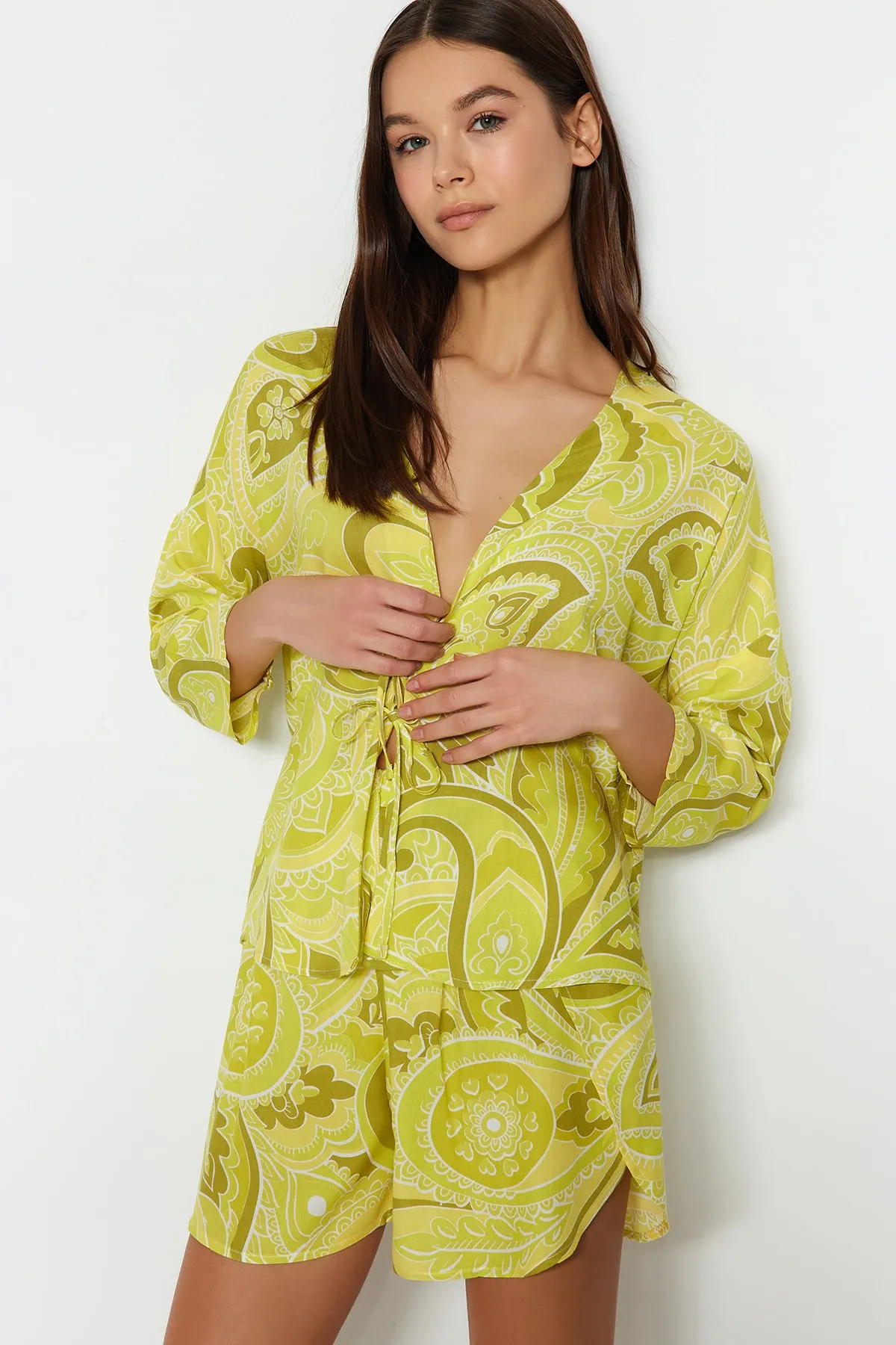 Trendyol Collection  Mehrfarbig gemustertes Pyjama-Set aus Viskose-Shirt und Shorts mit Schnürung THMSS23PT00165