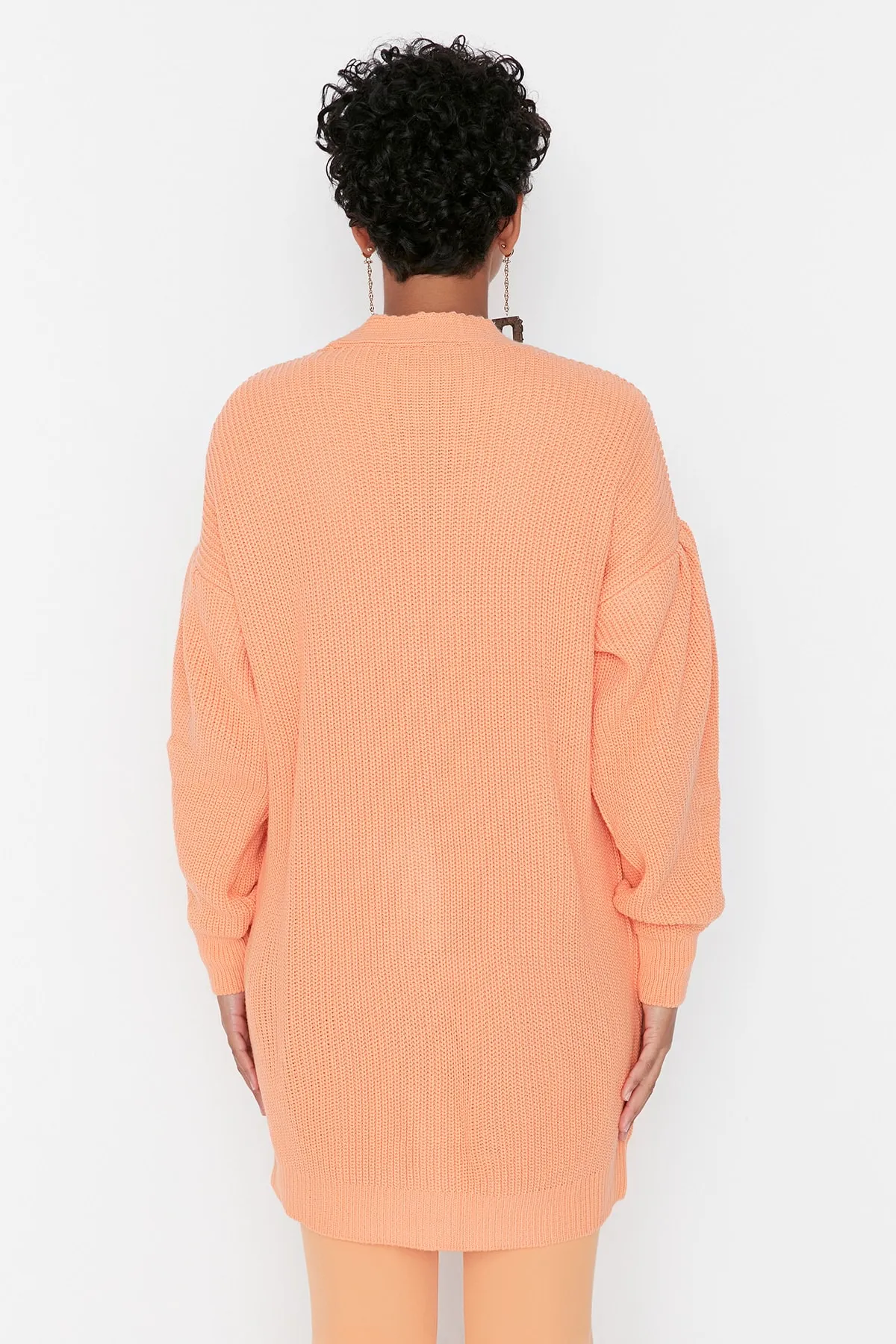 Trendyol Modest  Hellorangefarbener Thessaloniki-Strickpullover mit Knochenknöpfen und Taschendetails TCTAW23HI00026