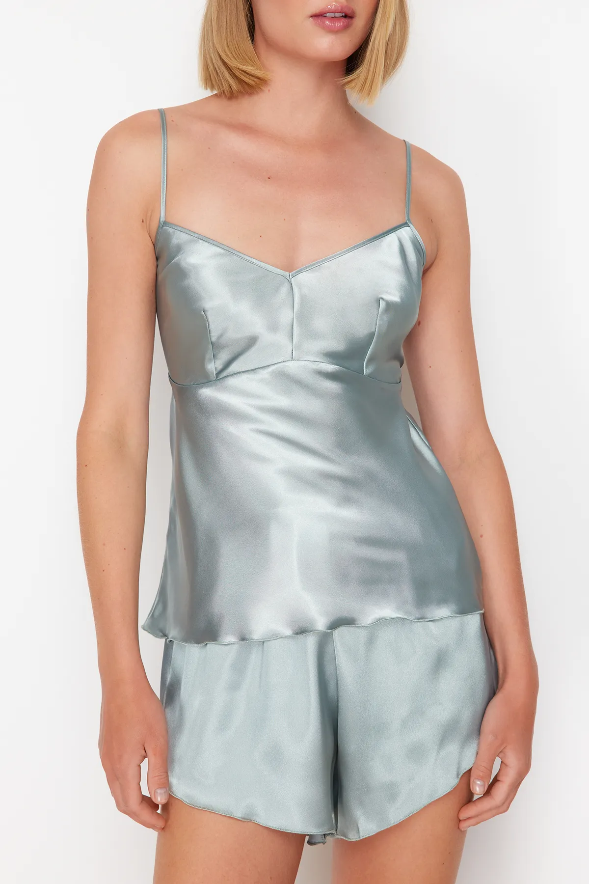 Trendyol Collection  Mintgrünes Pyjama-Set aus gewebtem Satin – Fadenriemen und Fensterdetail auf der Rückseite THMSS24PT00277