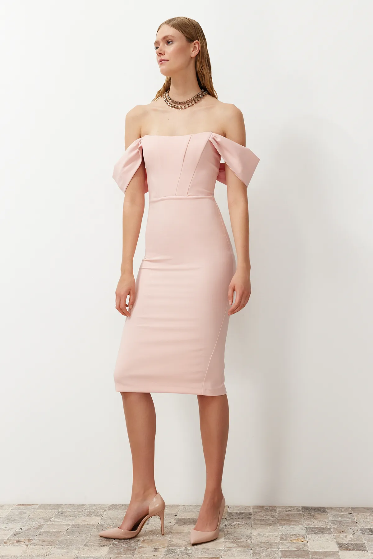 Trendyol Collection  Puderfarbenes, figurbetontes, gewebtes Korsett-Detail, elegantes Abendkleid TPRSS22EL00097