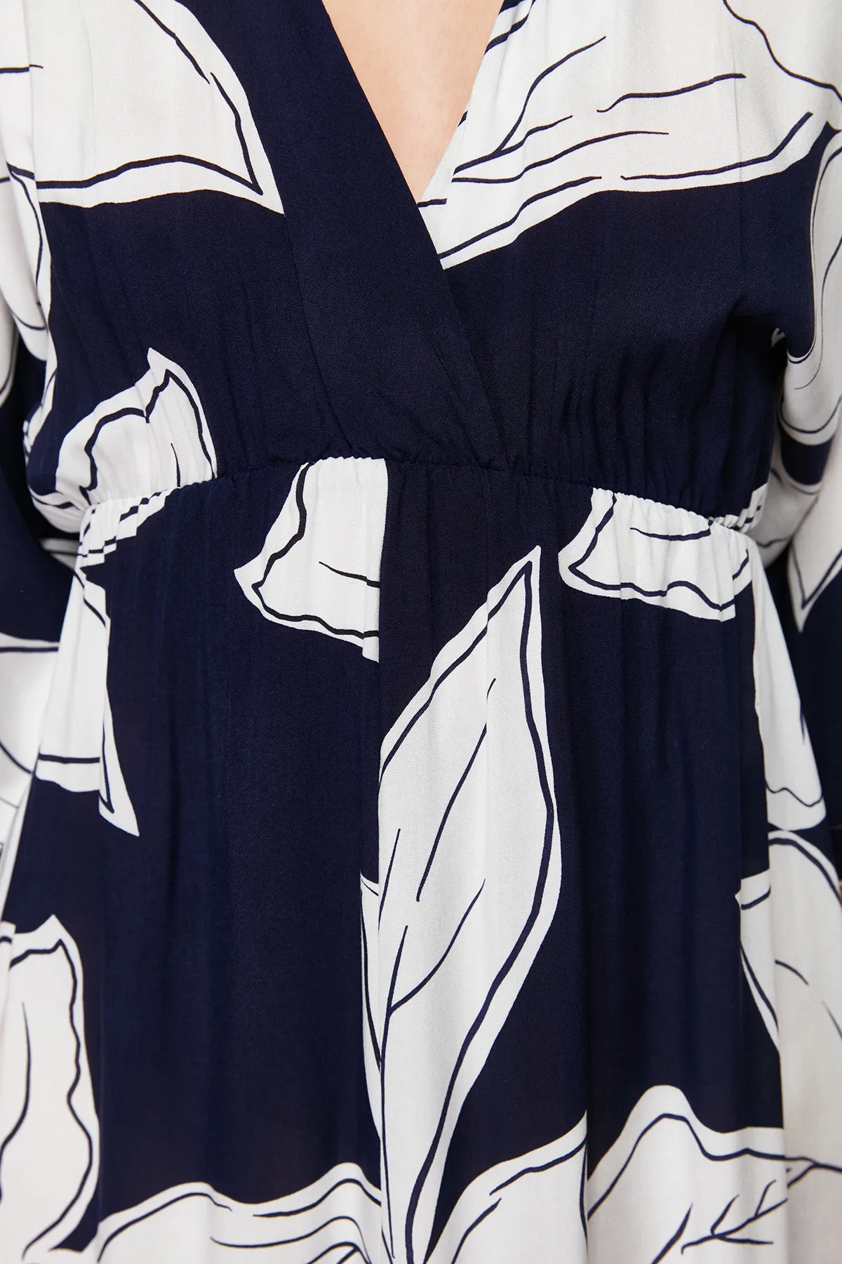 Trendyol Collection  Marineblaues A-Linien-Midikleid aus Webstoff mit Blumenmuster, Zweireiher-Kragen TWOSS24EL00913