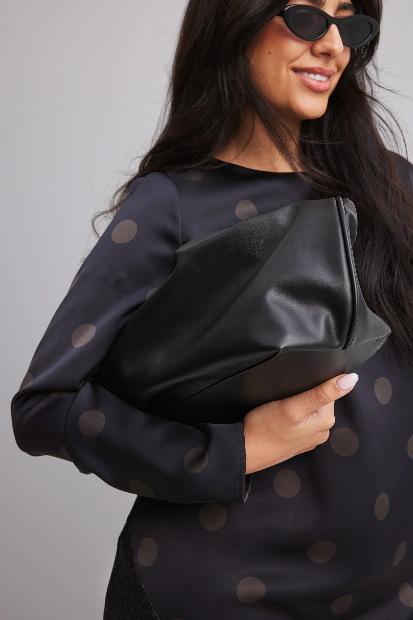 Gepunktetes Midikleid aus Satin