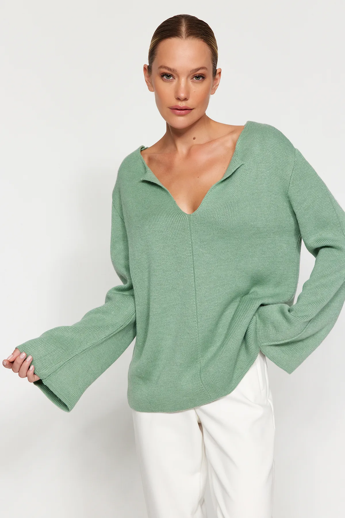 Trendyol Collection  Mintgrüner, nachhaltiger Strickpullover mit V-Ausschnitt TWOAW24KZ01233