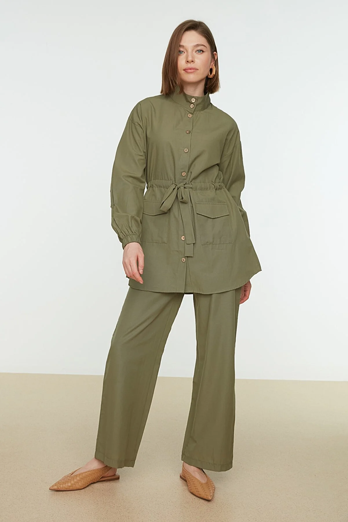 Trendyol Modest  Khakifarbener gewebter Hemd-Hosen-Anzug mit Stehkragen und Gürtel TCTSS21AU0247