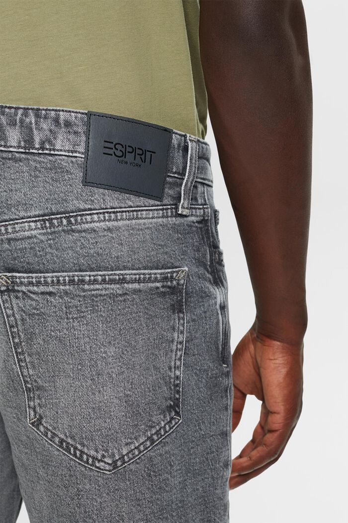 Gerade, konische Jeans mit mittelhohem Bund