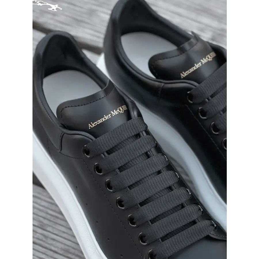 Alexander McQueen - Sneaker low LARRY Kalbsleder - schwarz