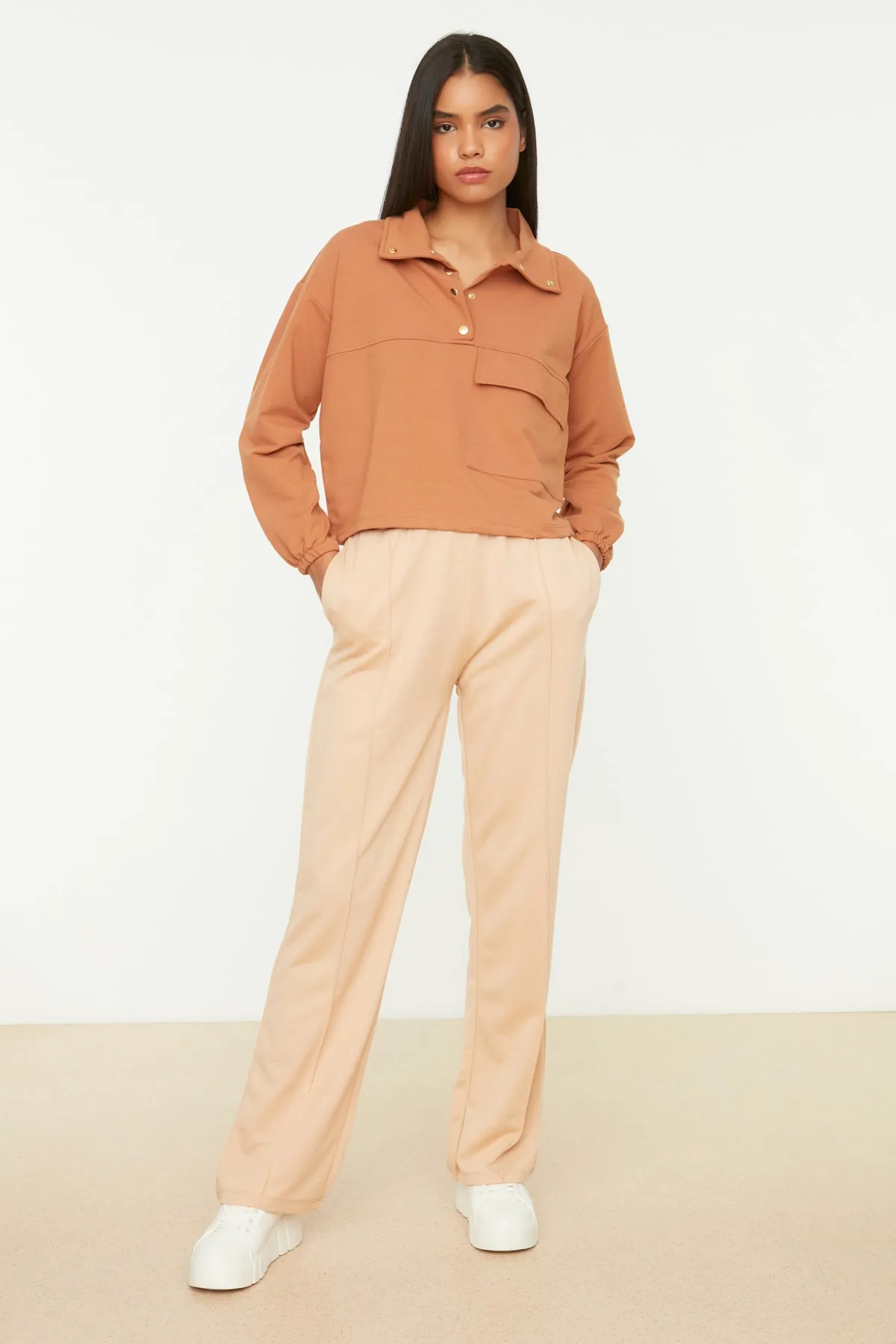 Trendyol Collection  Gerade, dünne Jogginghose aus Kamel-Strick mit Rippenmuster TWOSS22EA0031