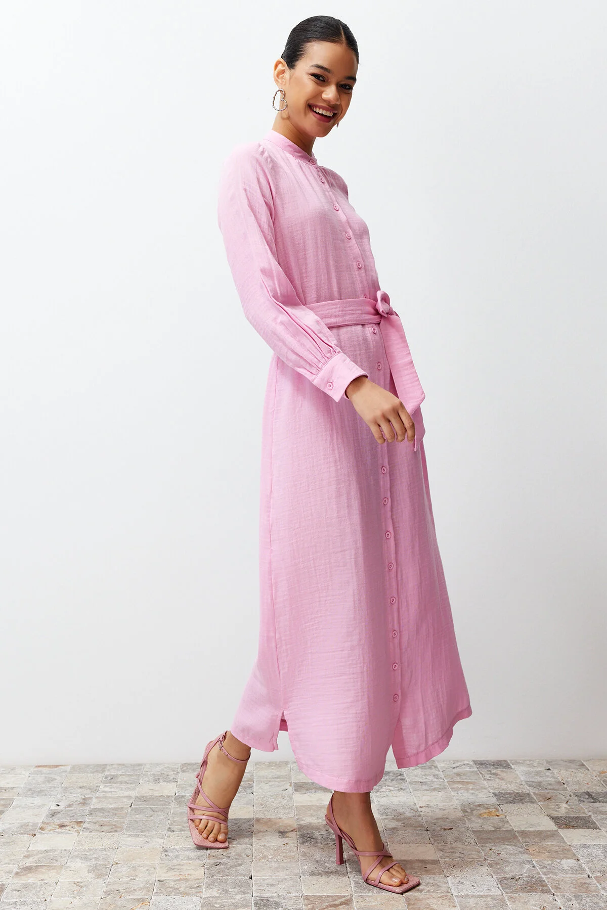 Trendyol Modest  Rosa Hemdkleid aus schlichtem Webstoff mit Vergrößerungskragen und Gürtel TCTSS24EB00127