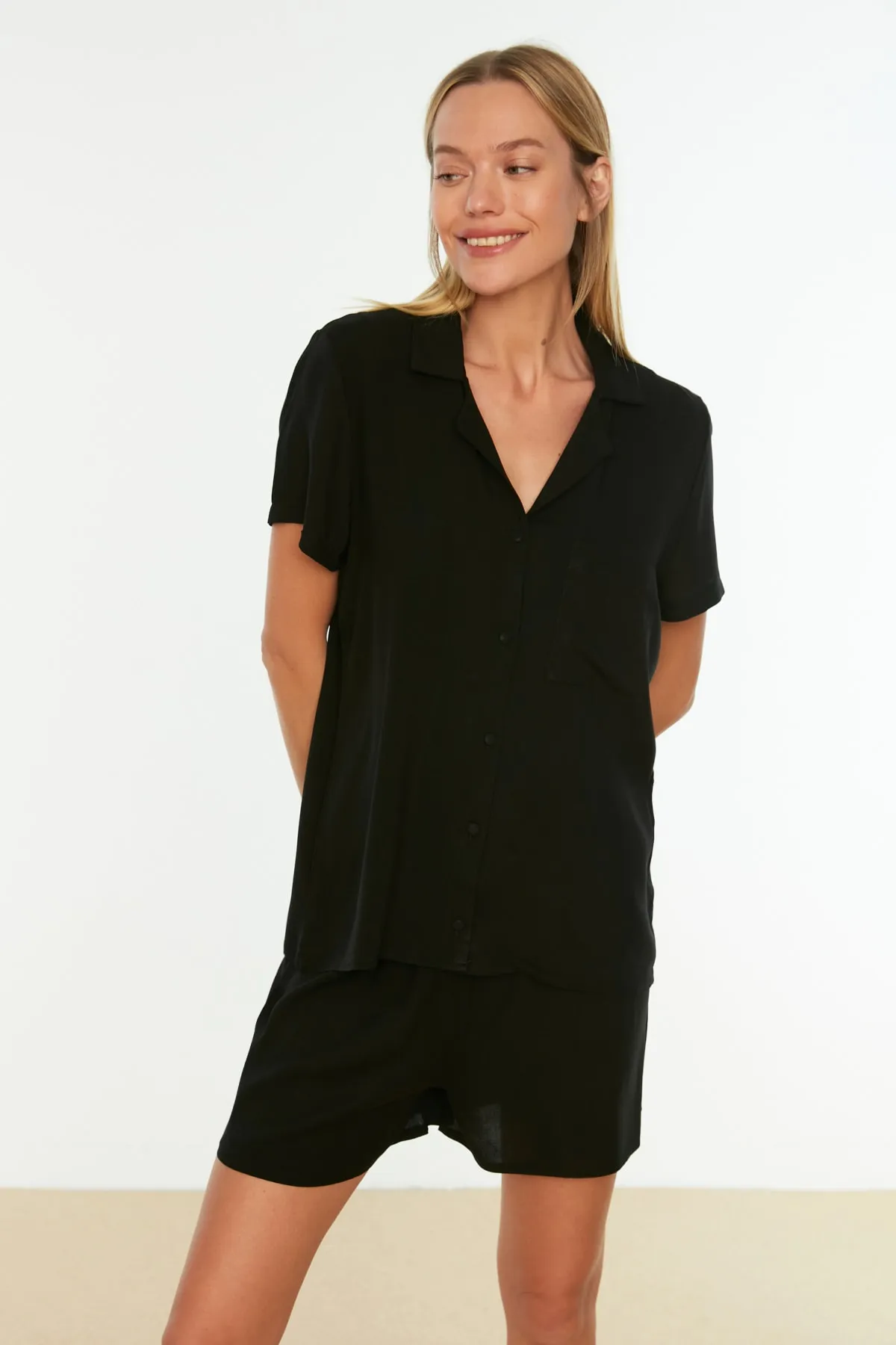 Trendyol Collection  Schwarzes, gewebtes Pyjama-Set aus Hemd und Shorts aus Viskose THMSS19PT0004