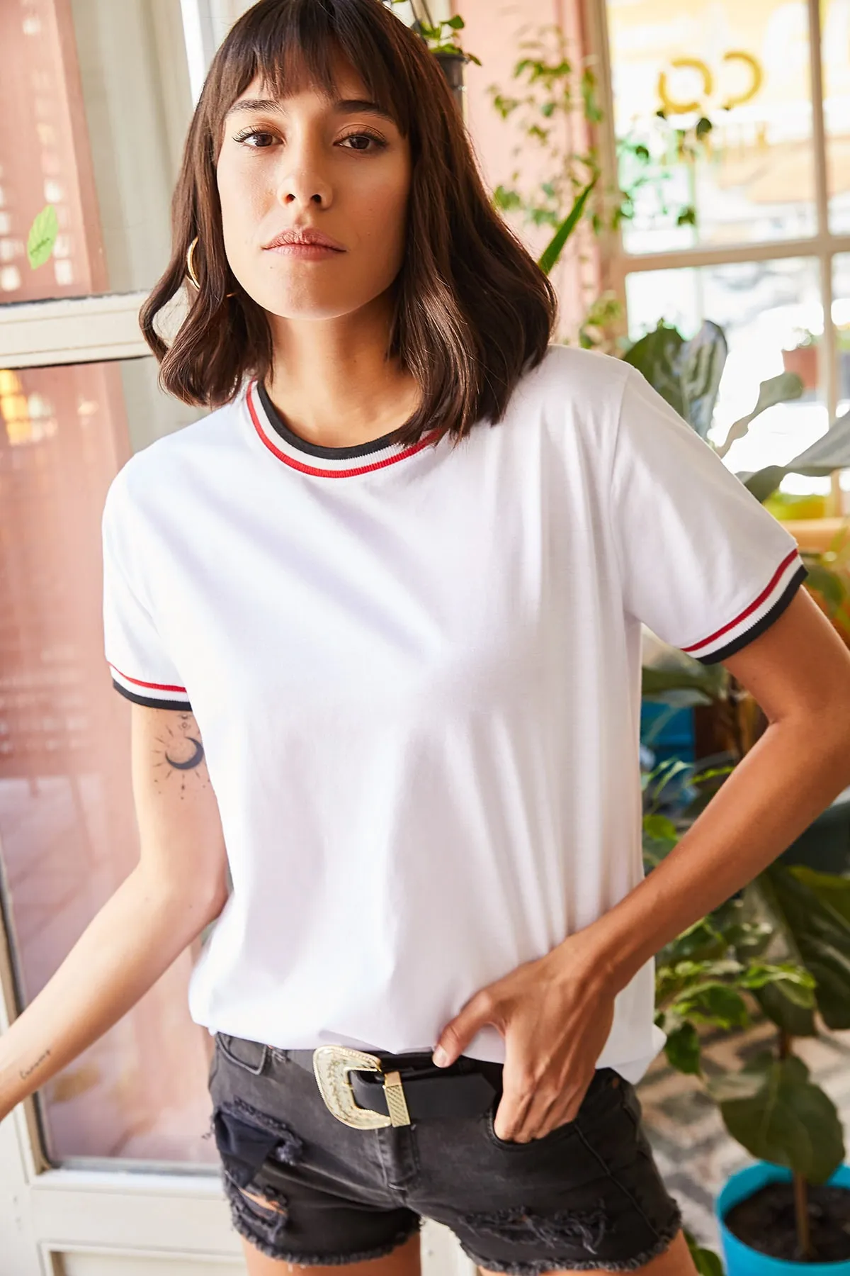 Olalook  Weißes Damen-T-Shirt mit Ärmeln und Kragen TSH-19000562
