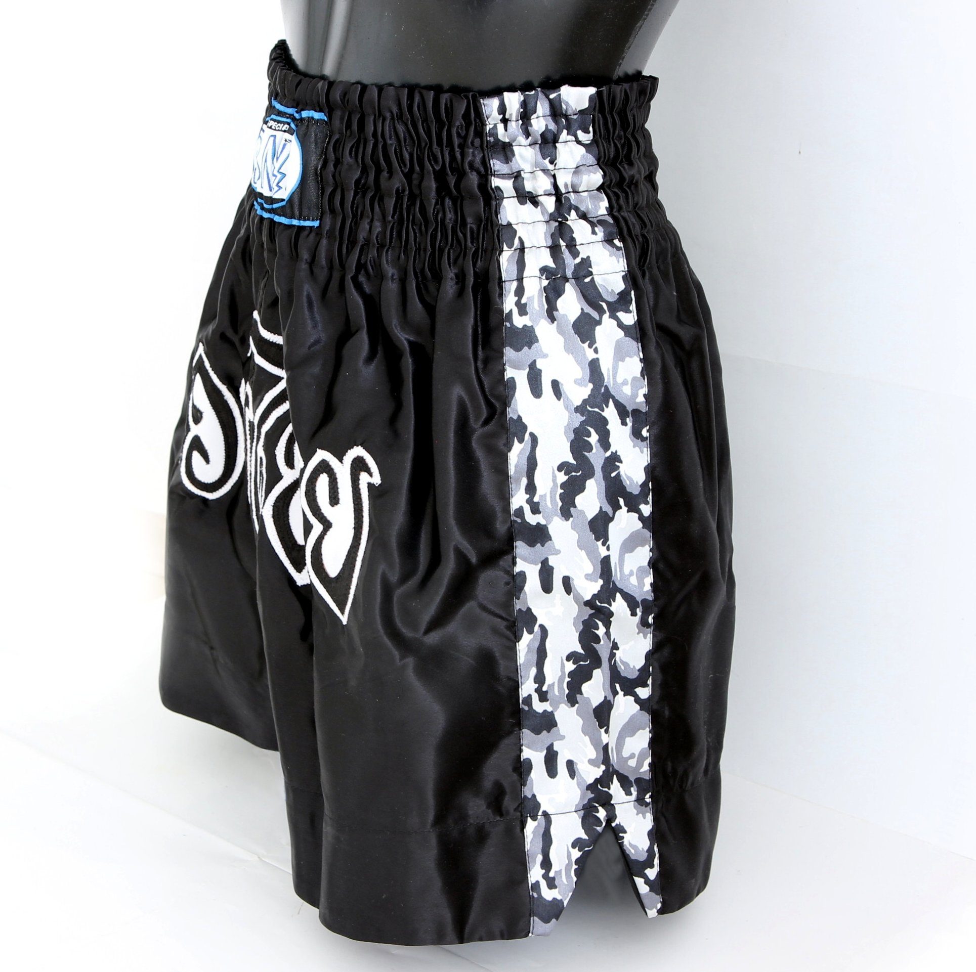 BAY-Sports Sporthose Muay Thai Kick Hose Shorts Thaiboxhose Thaiboxen MMA kurz Kickboxen (MMA, Krav Maga, XXS - XXL, traditionell mit aufgenähter Thai Schrift) Modell Remy