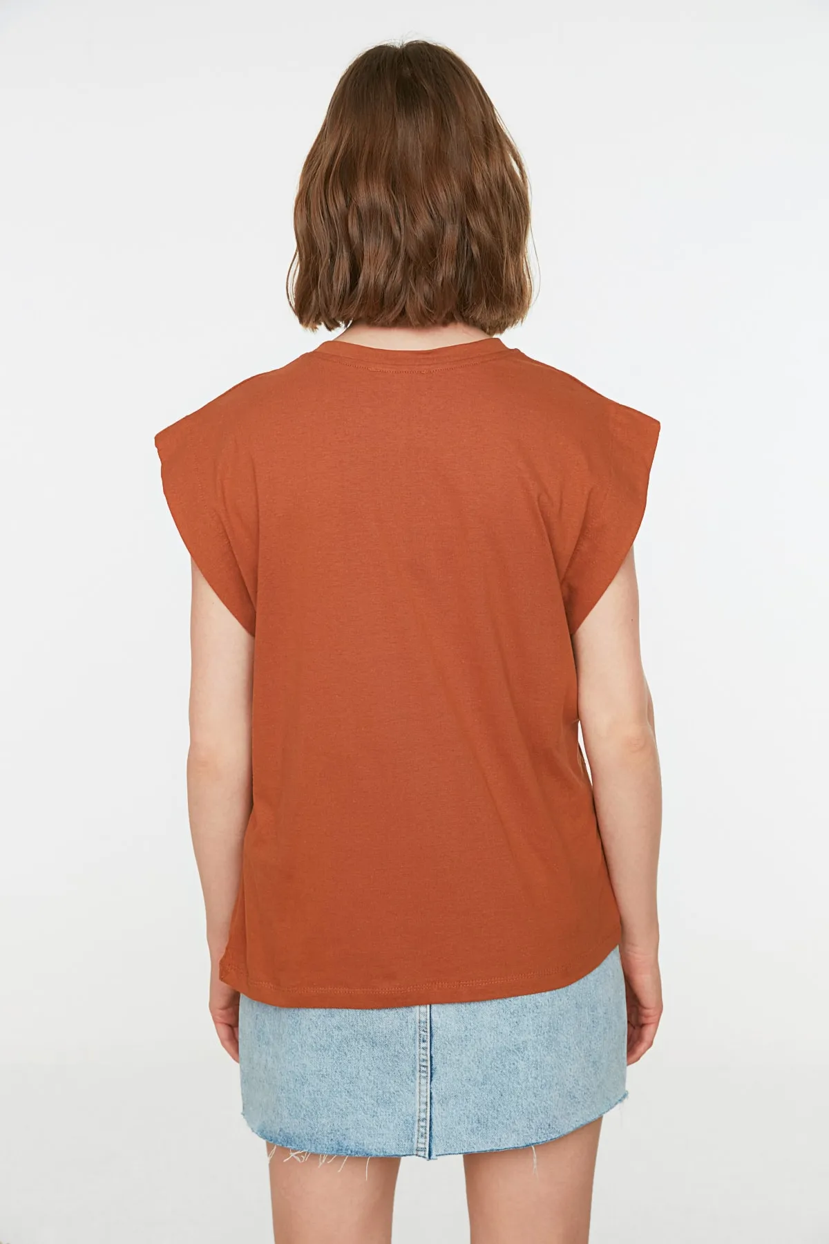 Trendyol Collection  Zimtfarbenes Basic-Strick-T-Shirt mit Rundhalsausschnitt aus 100 % Baumwollwatte TWOSS20TS0021
