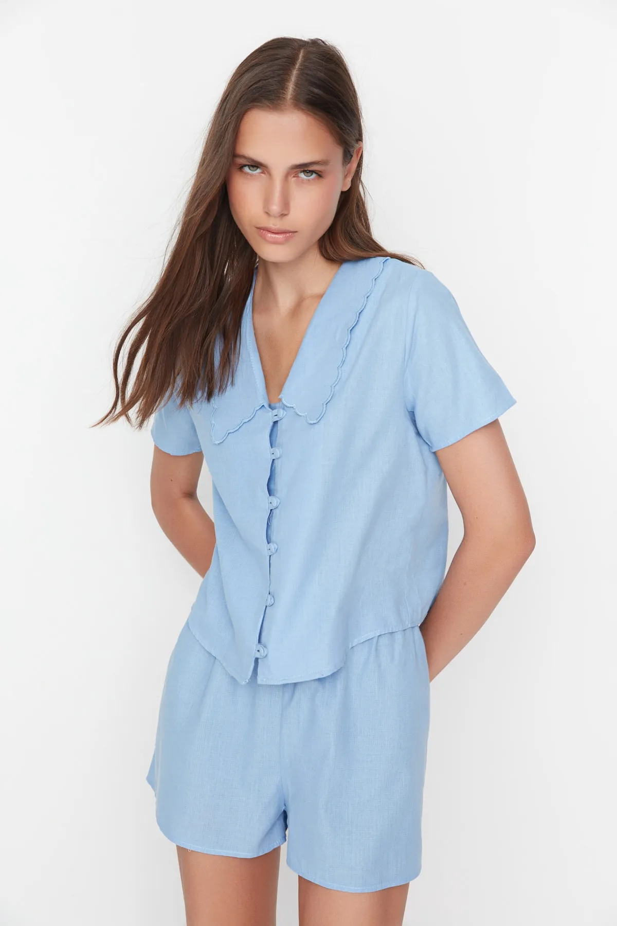 Trendyol Collection  Blaues Pyjama-Set aus Viskose mit Hemd und Shorts, 100 % Baumwolle, Kragendetail, THMSS22PT0179