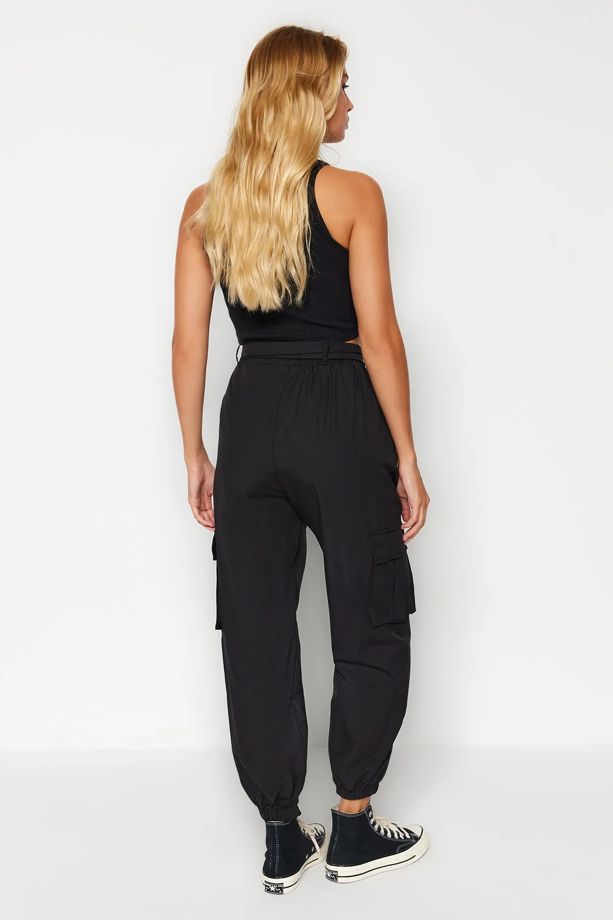 Trendyol Collection  Schwarze gewebte Hose mit Cargotaschen TWOAW24PL00293