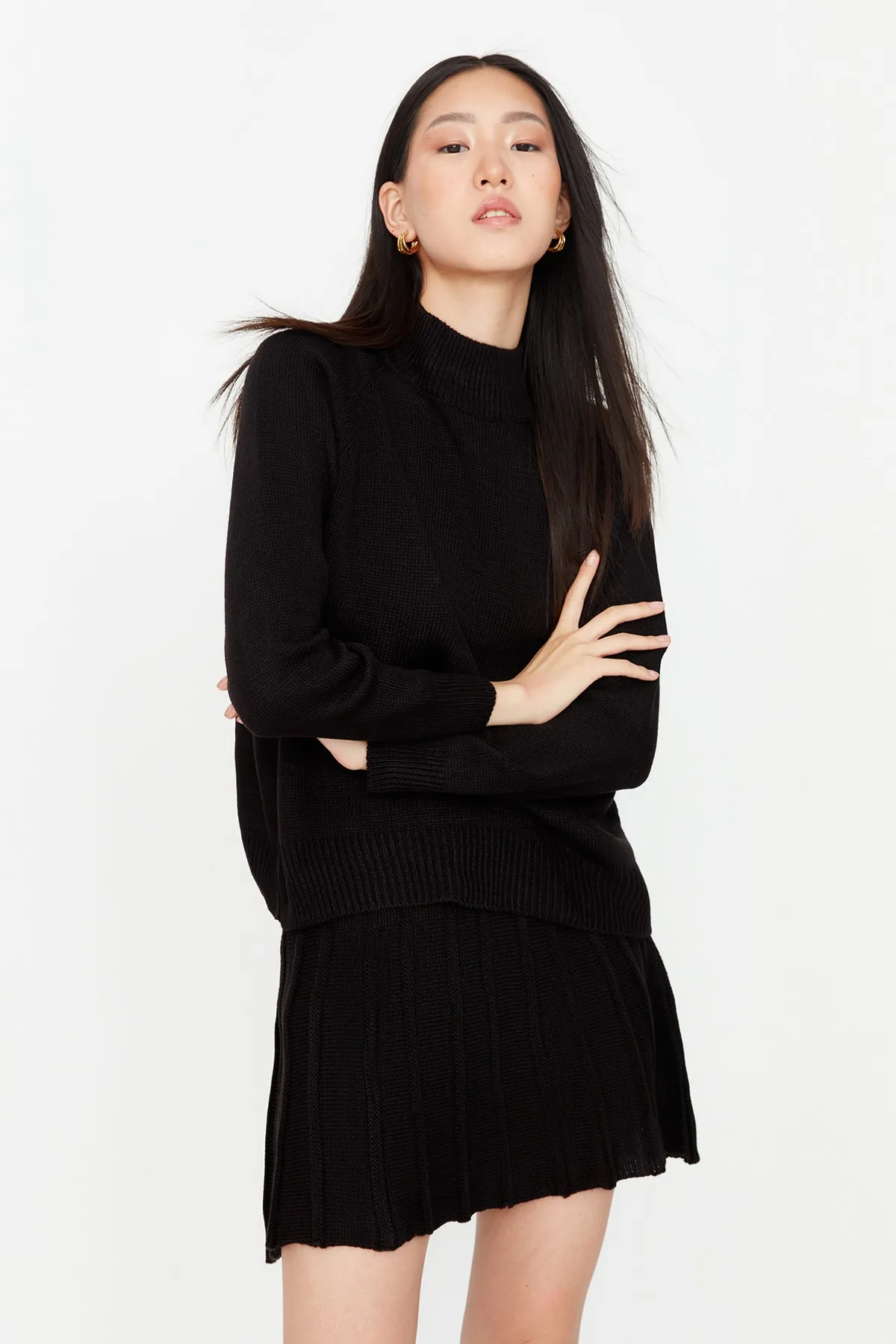 Trendyol Collection  Schwarzes Strickoberteil und -unterteil mit Stehkragen und Rüschendetail, Set TWOAW23AU00184