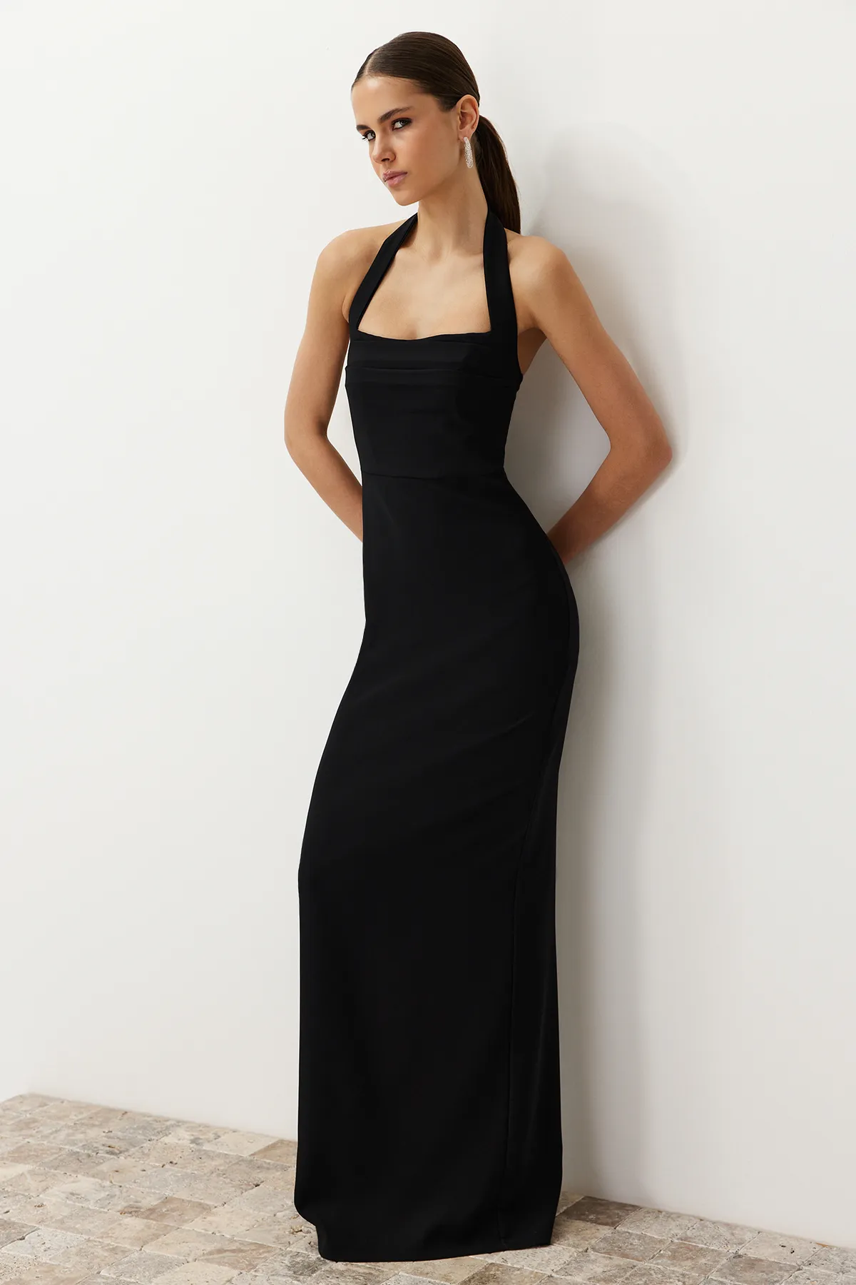 Trendyol Collection  Schwarzes, figurbetontes, gewebtes langes Abendkleid mit Degaje-Kragen TPRSS24AE00083