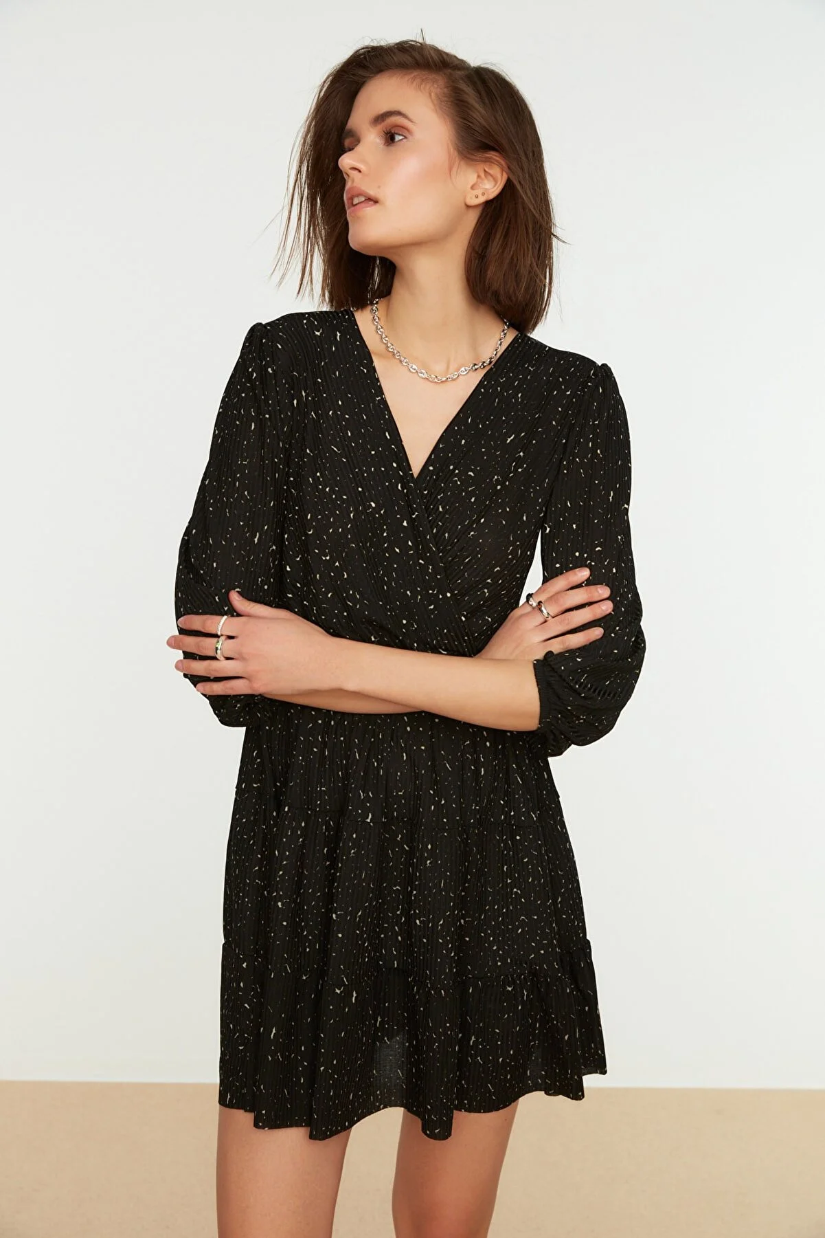 Trendyol Collection  Schwarzes bedrucktes Skater-/Zweireiher-Mini-Stretch-Strickkleid mit Ausschnitt TWOAW22EL0104