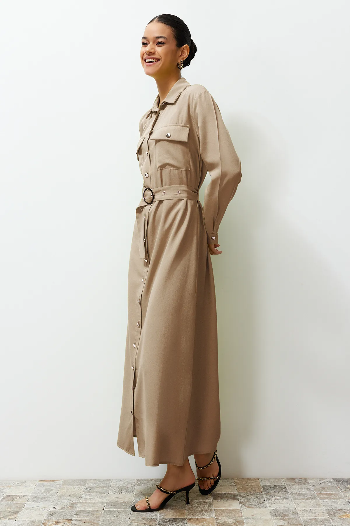 Trendyol Modest  Beiges gewebtes Hemdblusenkleid mit goldenen Knöpfen TCTSS24EB00132
