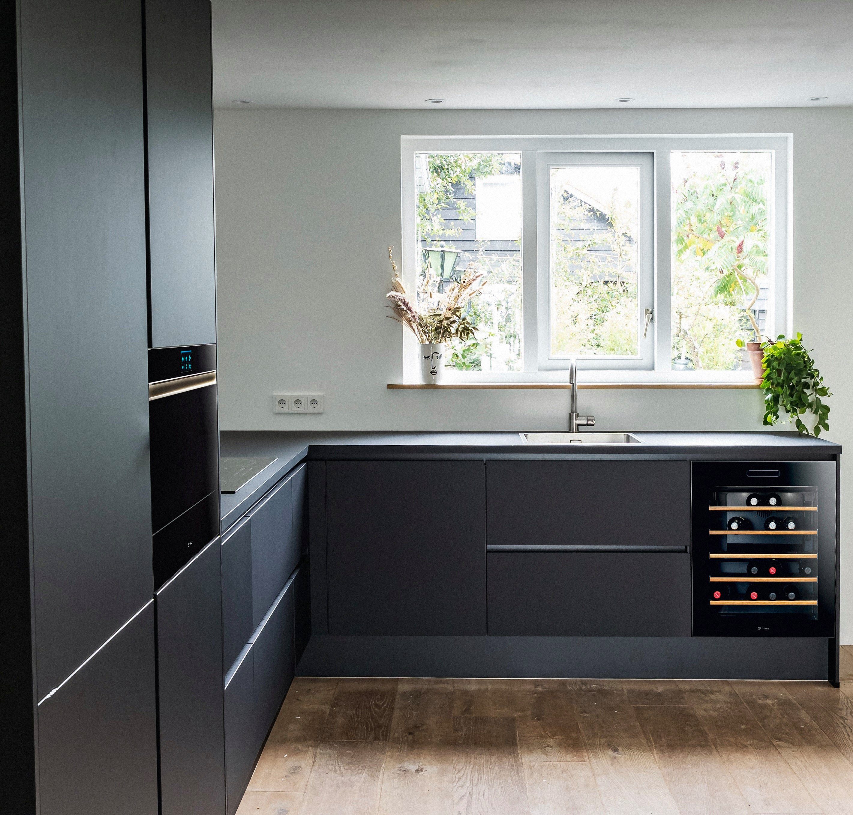 IRINOX Home Weinkühlschrank Vinoteca, für 46 Standardflaschen á 0,75l,Elektronisches Display im Innenraum, Türe aus gehärtetem Glas mit UV-Schutz-Beschichtung