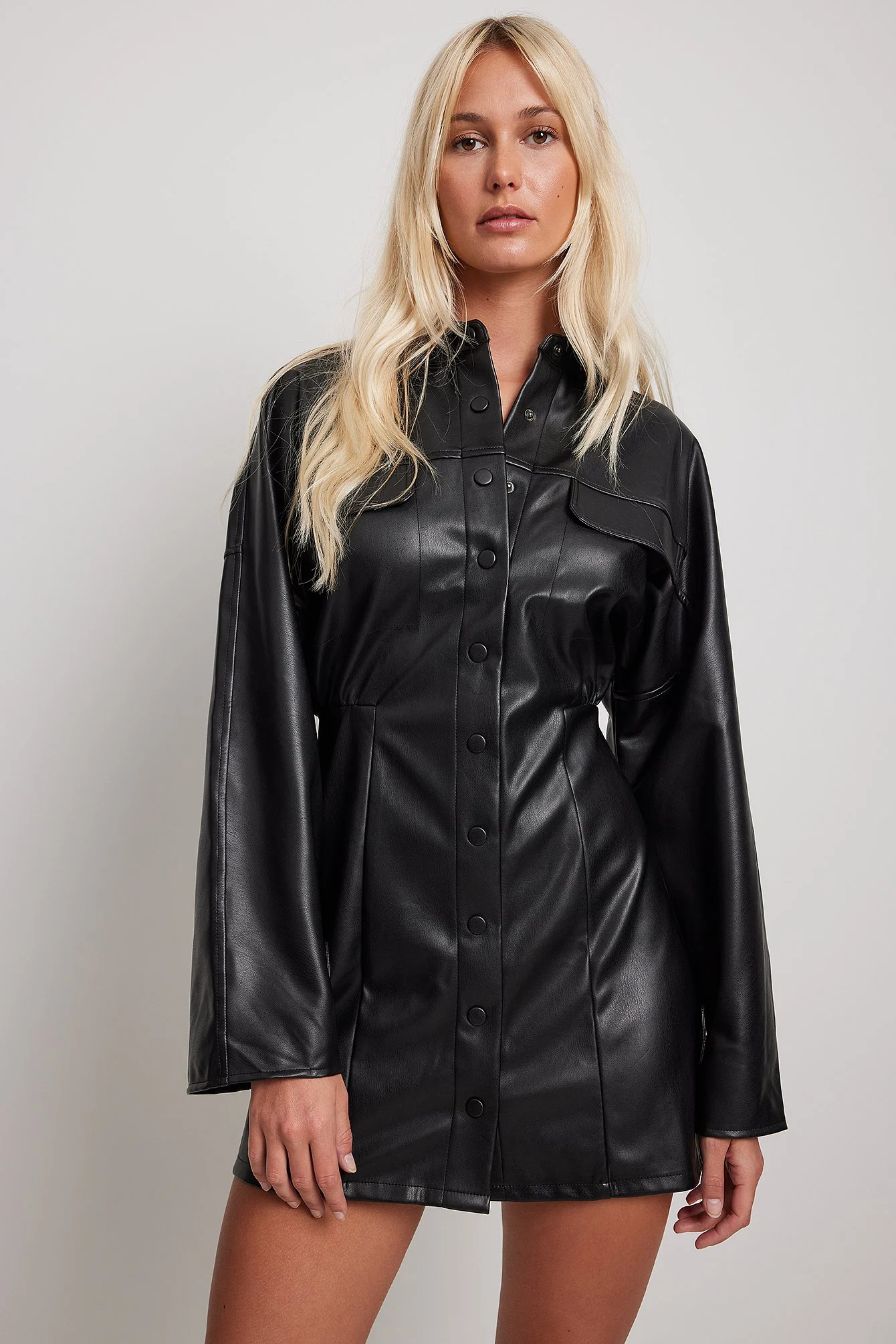PU-Kleid mit Knöpfen
