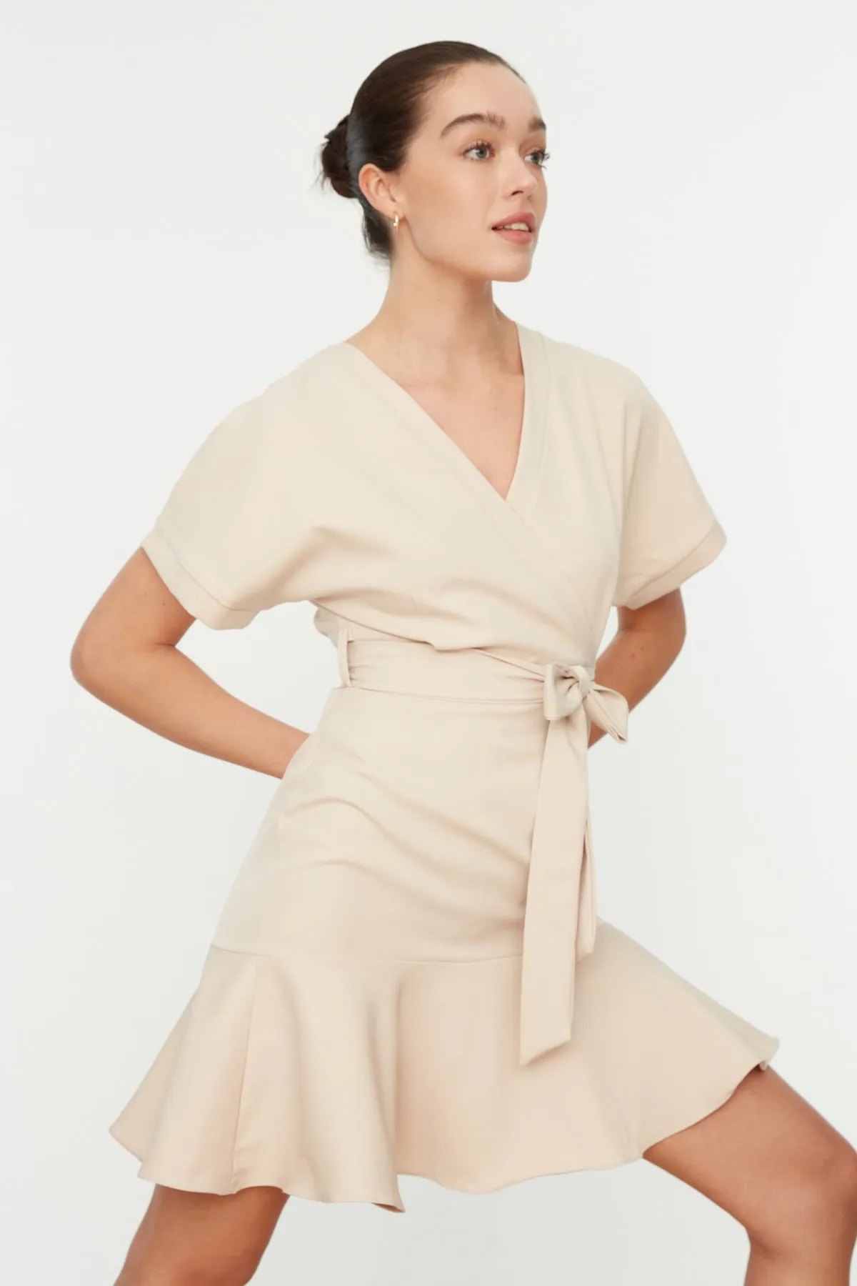 Trendyol Collection  Mini-Webrock mit Steingürtel, gewebtes Kleid mit Rüschen TWOSS20EL0944