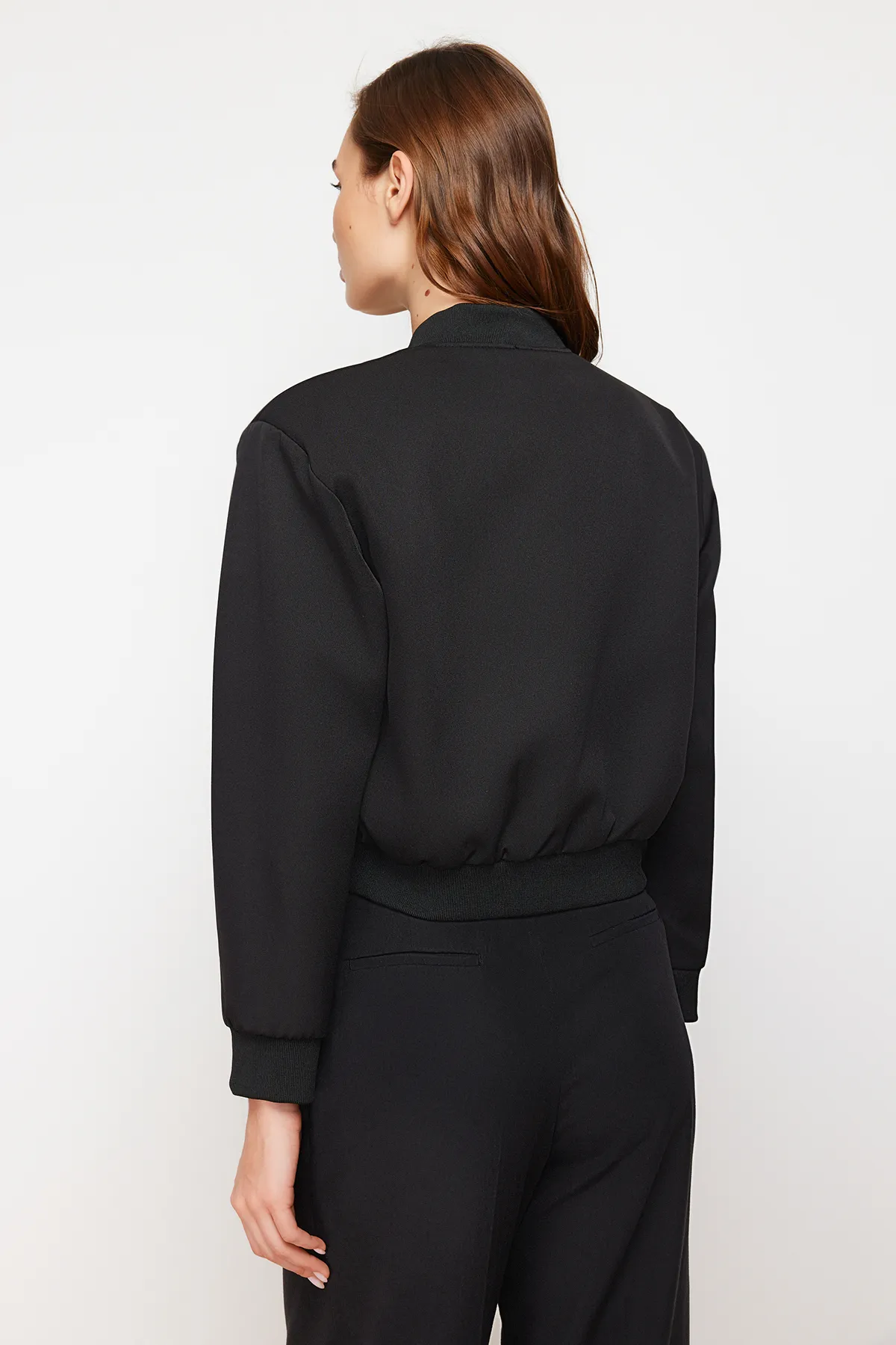 Trendyol Collection  Schwarze, verkürzte, schmale Bomberjacke TWOSS24MO00032
