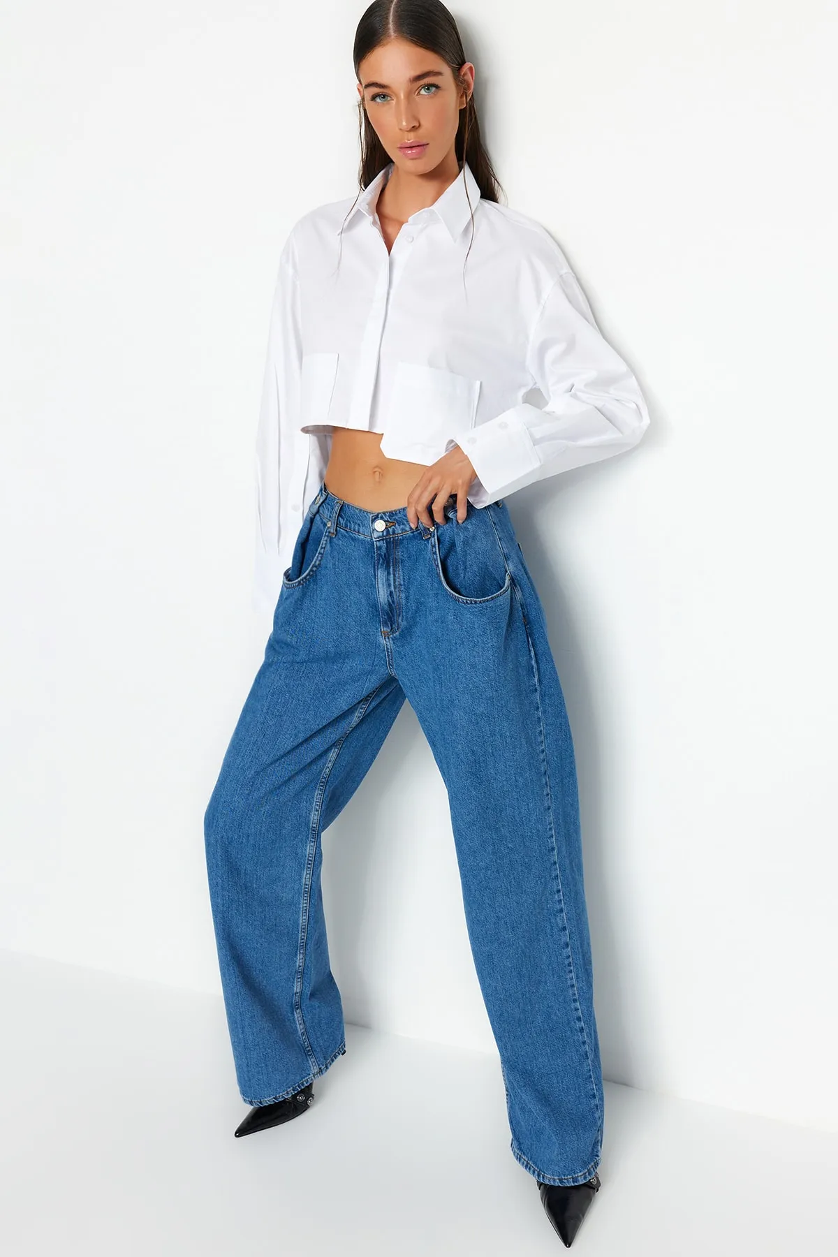 Trendyol Collection  Blaue Jeans mit hoher Taille und weitem Bein und Knopfleiste, Faltendesign TWOAW24JE00005