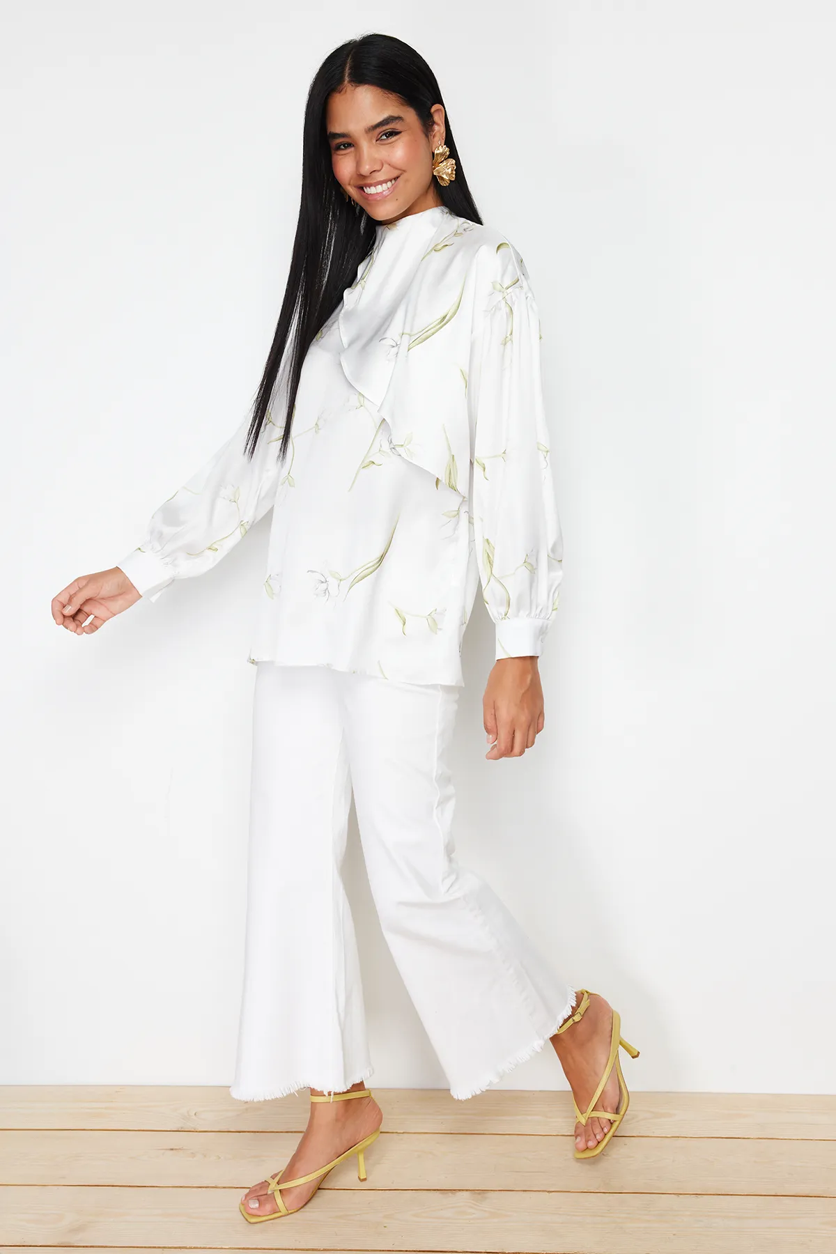 Trendyol Modest  Ecru gewebte Tunika aus Satin mit Blumenmuster TCTSS24UK00019