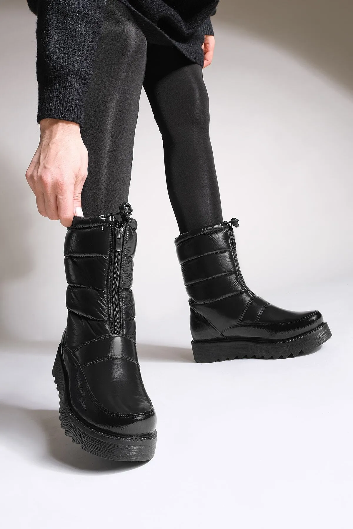 Marjin  Damen-Schneestiefel, Reißverschluss vorne, dicke, gezackte Sohle, Fell Borel, schwarzes Lackleder