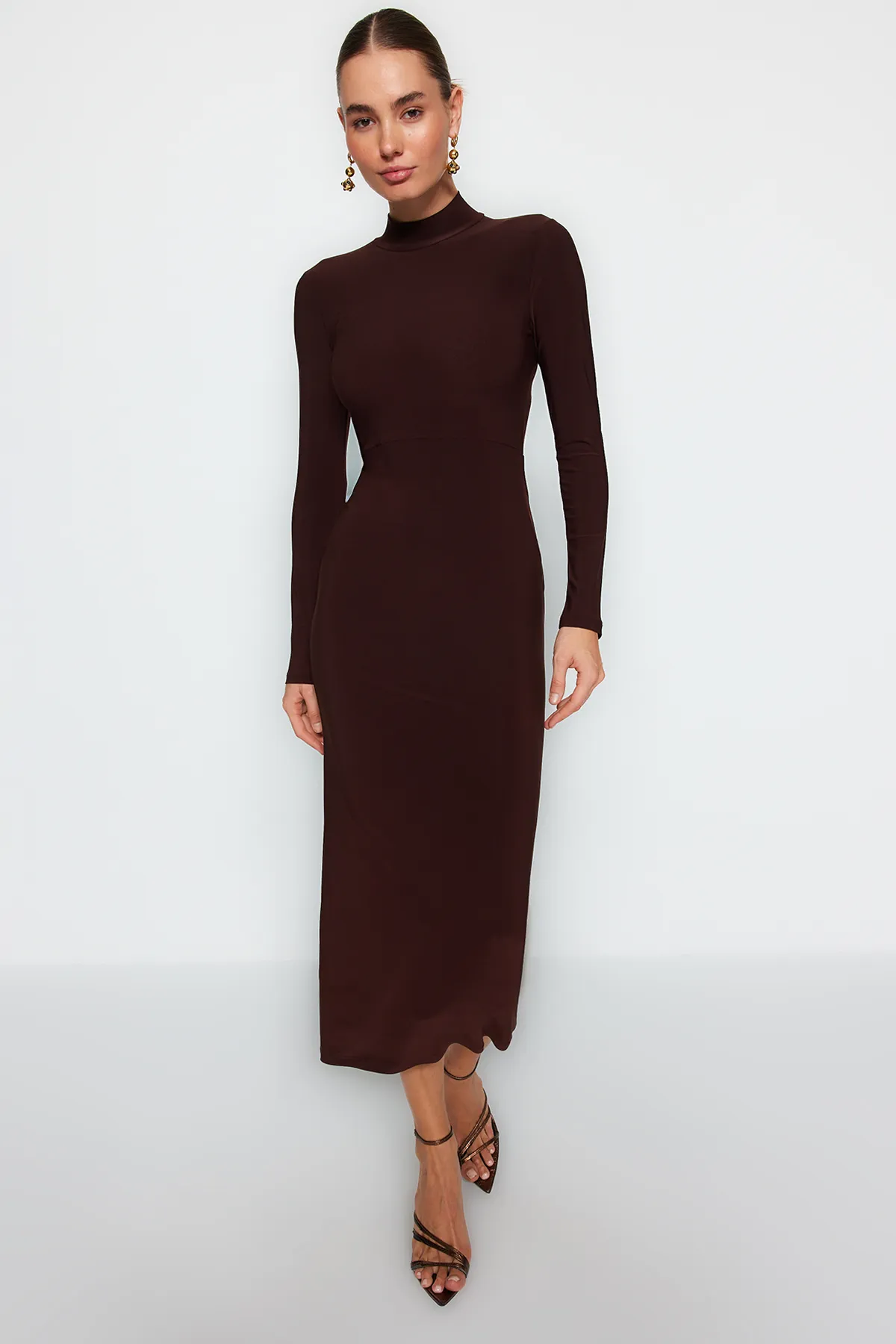Trendyol Collection  Braunes, tailliertes/tailliertes Maxi-Bleistiftkleid aus flexiblem Strick mit Stehkragen TWOAW24EL00614
