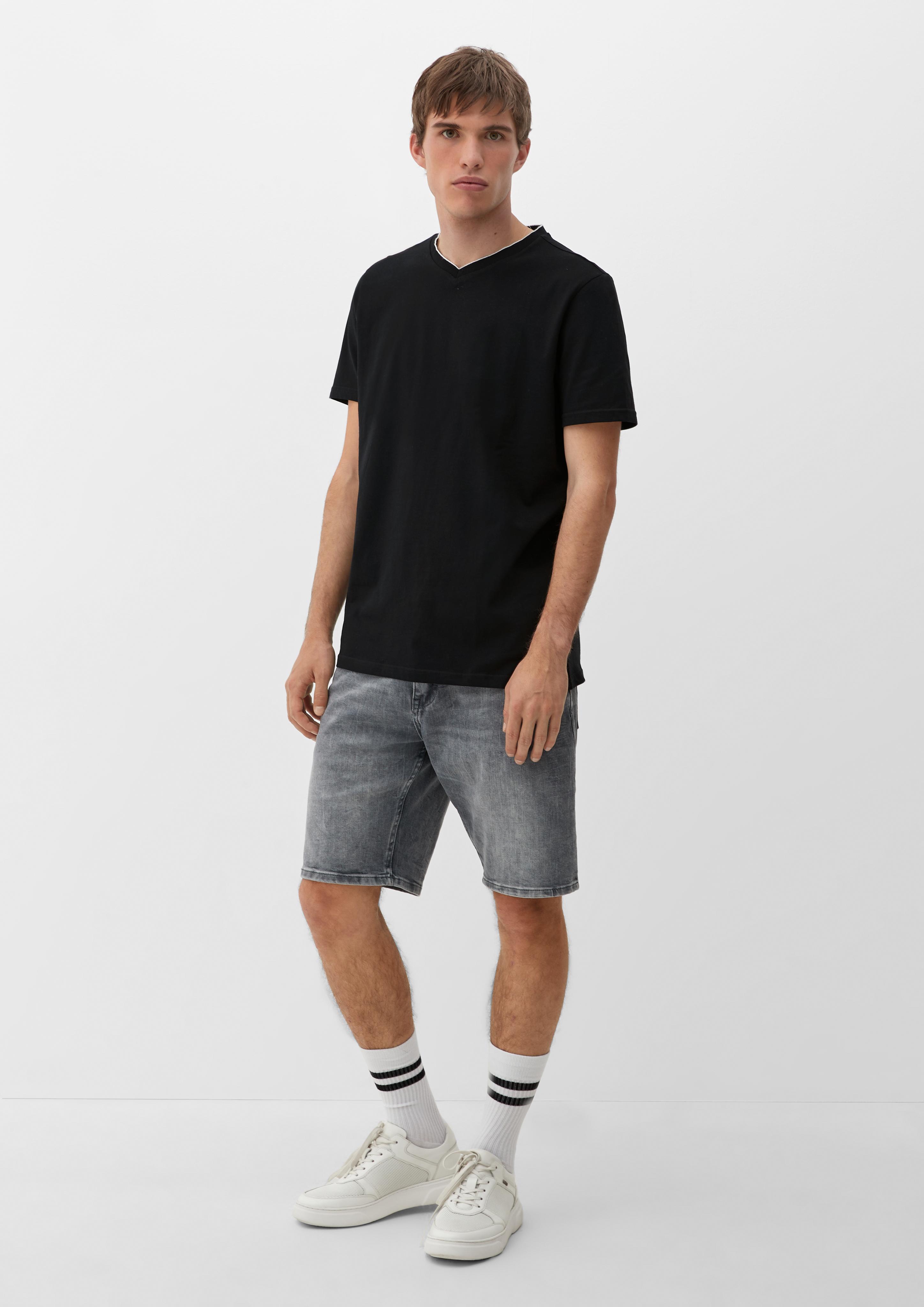 T-Shirt mit V-Ausschnitt  2132132-9999