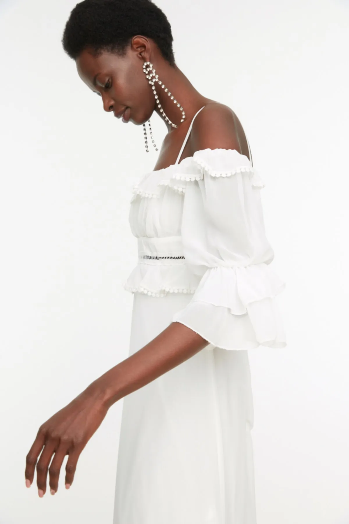 Trendyol Collection  Braut-Hochzeits-/Nikah-langes Abendkleid aus Chiffon mit ecrufarbenen Ärmeln und Volants TPRSS19FZ0278