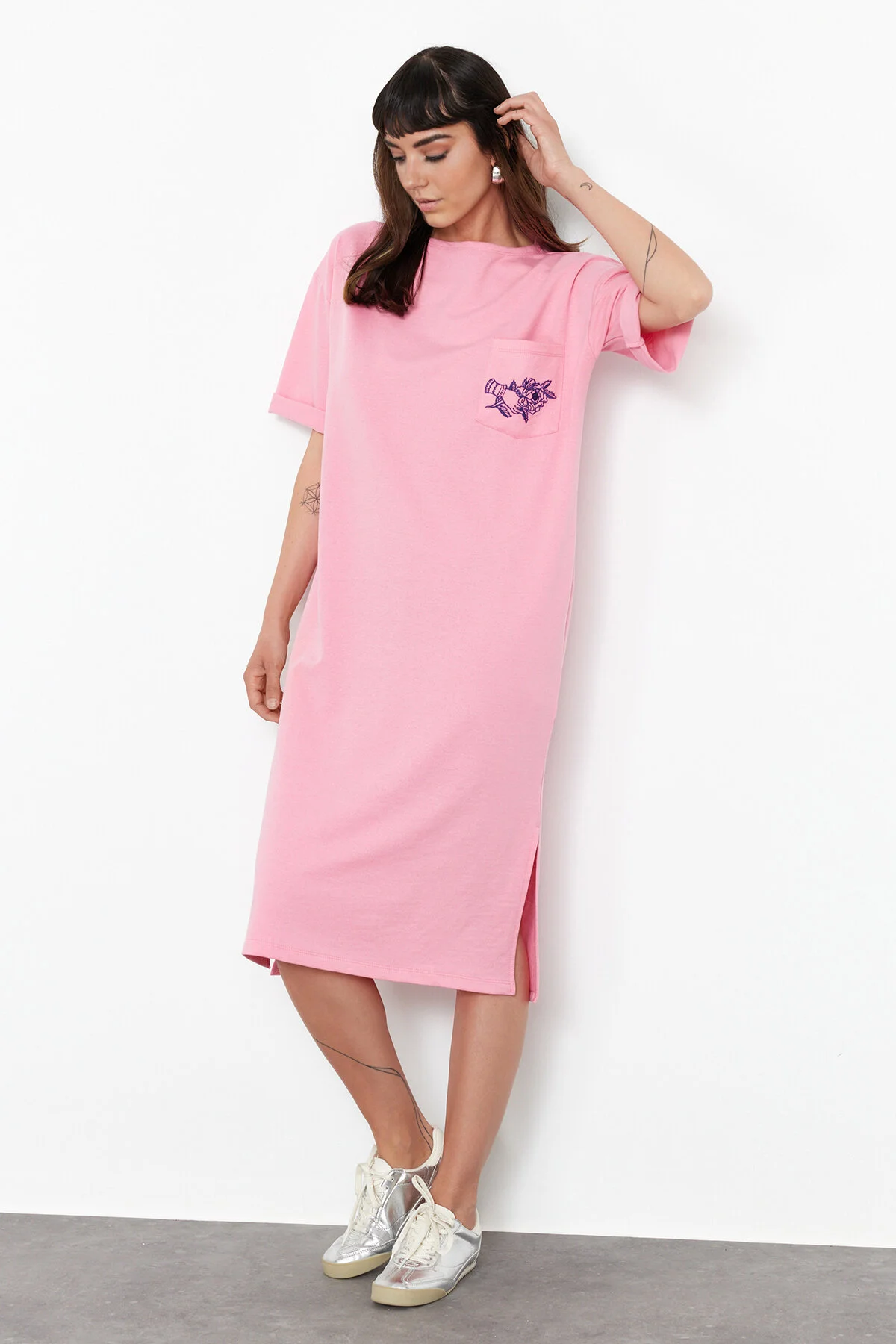 Trendyol Collection  Rosa besticktes, entspannt/bequem geschnittenes Rundhals-Midi-Strickkleid TWOSS21EL0175
