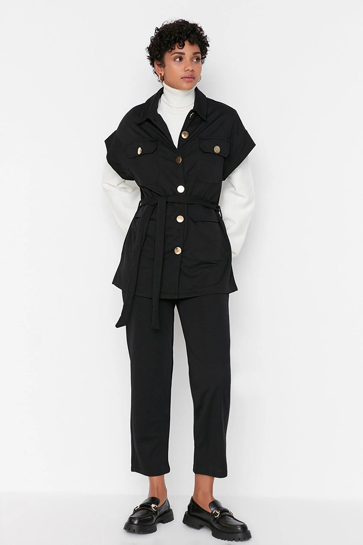 Trendyol Modest  Schwarz-goldener Strickanzug mit Weste und Hose mit Knöpfen TCTAW22US0062