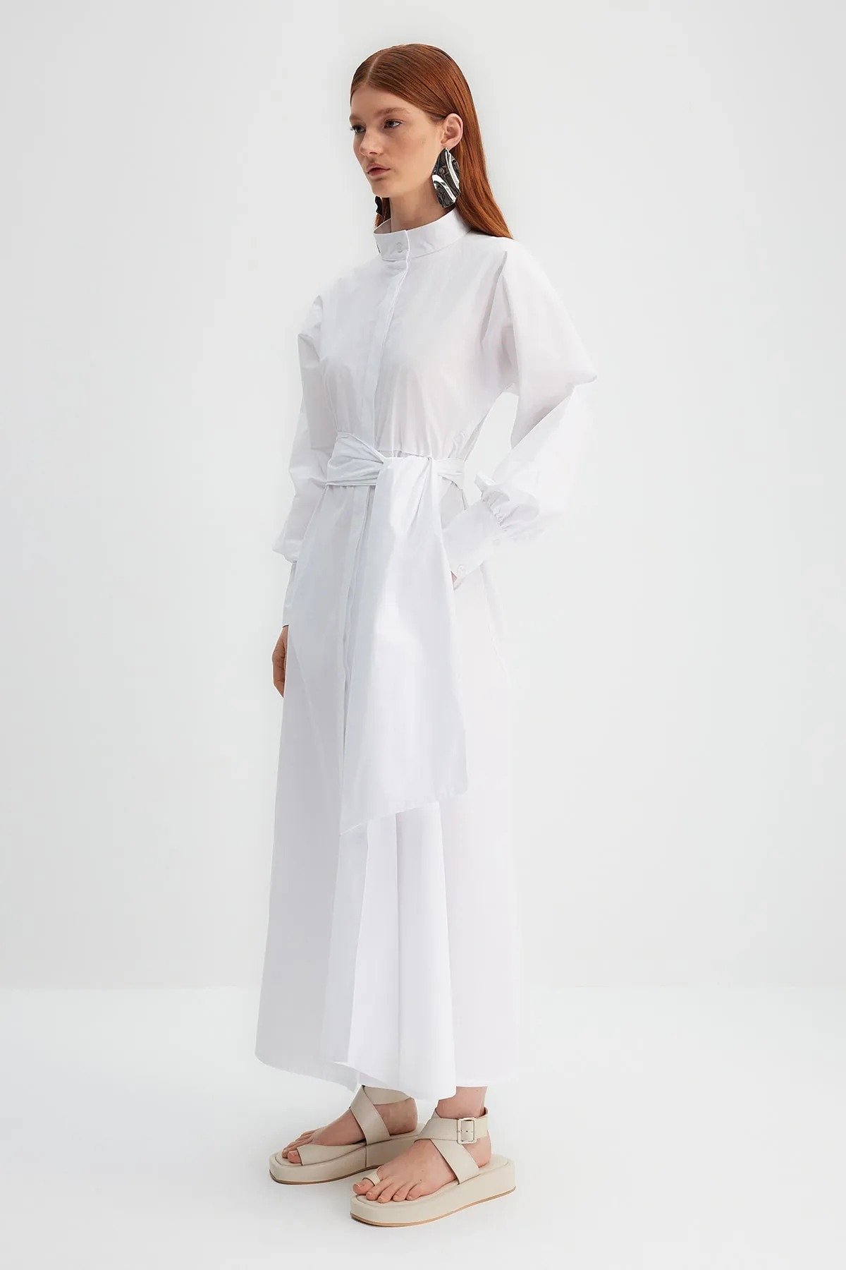 Trendyol Modest  X Kevser Sarıoglu Weißes Kleid aus 100 % gewebtem Baumwollpopeline mit breitem Gürtel TCLSS23DB00009
