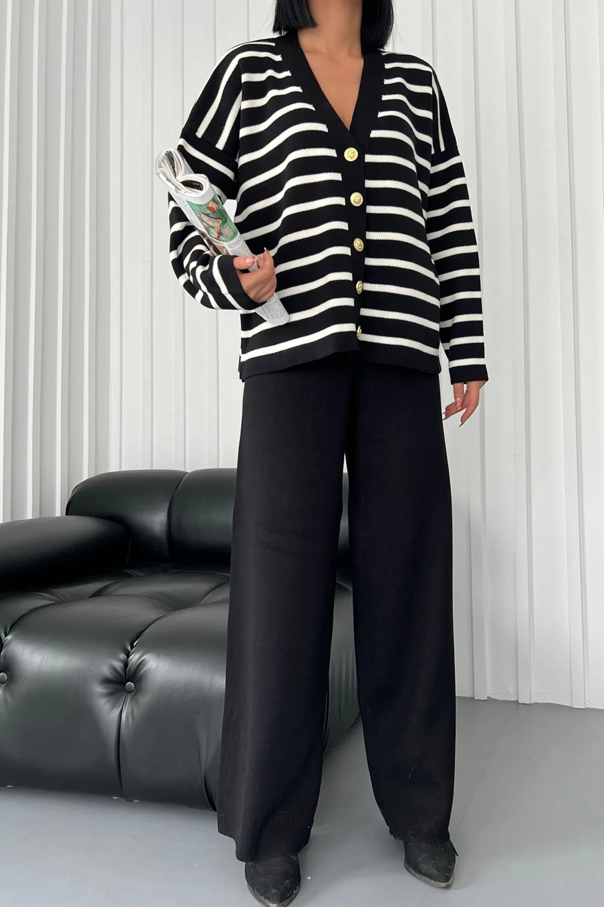lovebox  Strickjacke aus Strickstoff mit Streifenmuster und Hose mit weitem Bein und hoher Taille, schwarzer Anzug aus Doppelstrick 2502