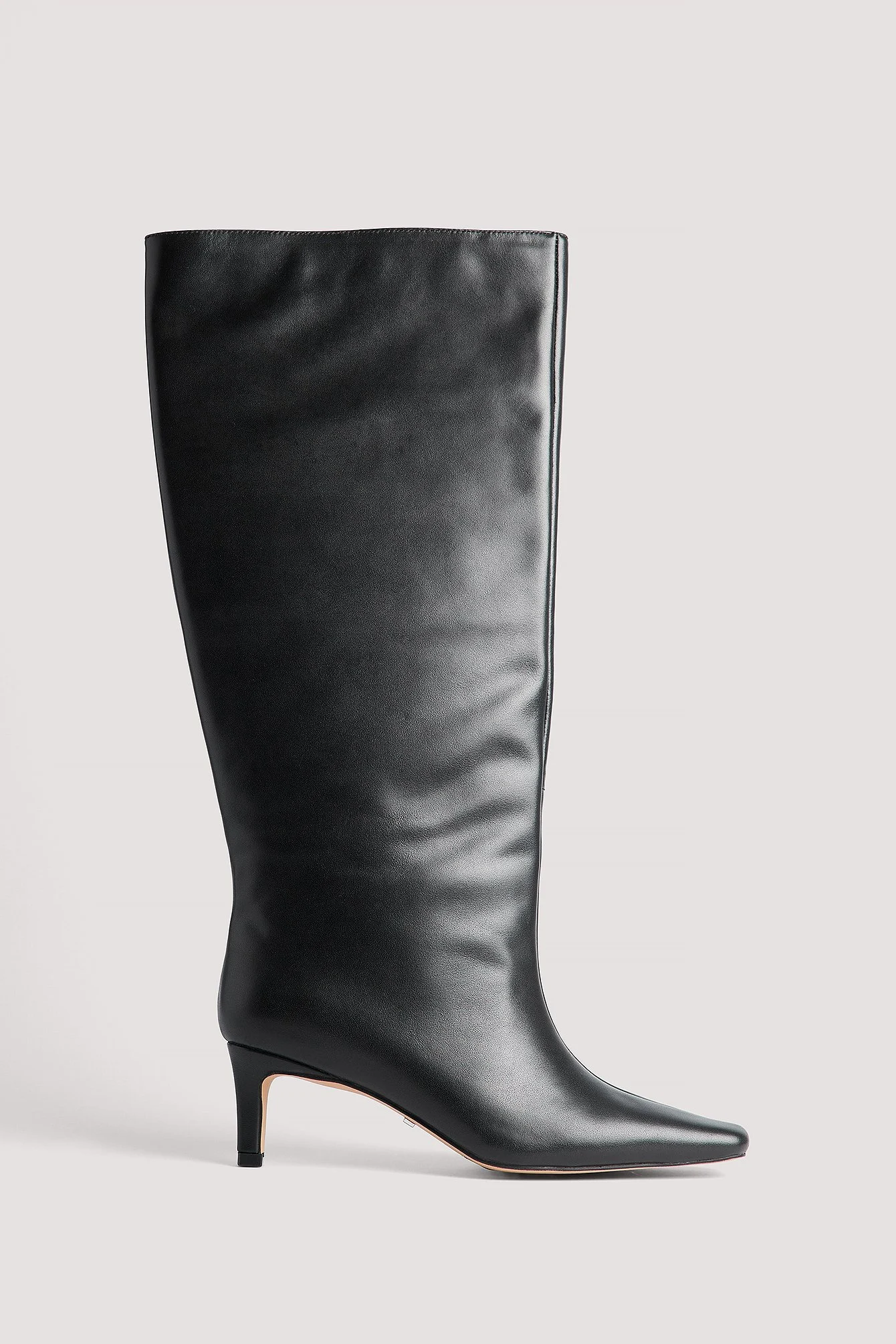 Stiletto-Lederstiefel mit weitem Schaft