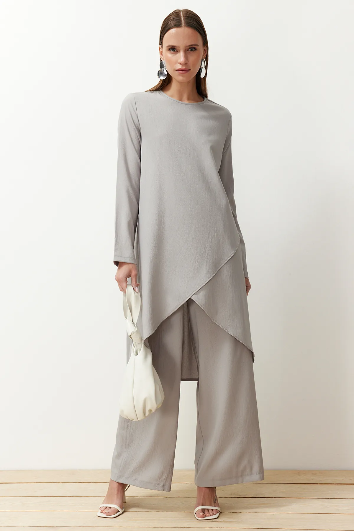 Trendyol Modest  Graues asymmetrisches gewebtes Tunika-Hosen-Oberteil- und Unterteil-Set TCTSS24US00074