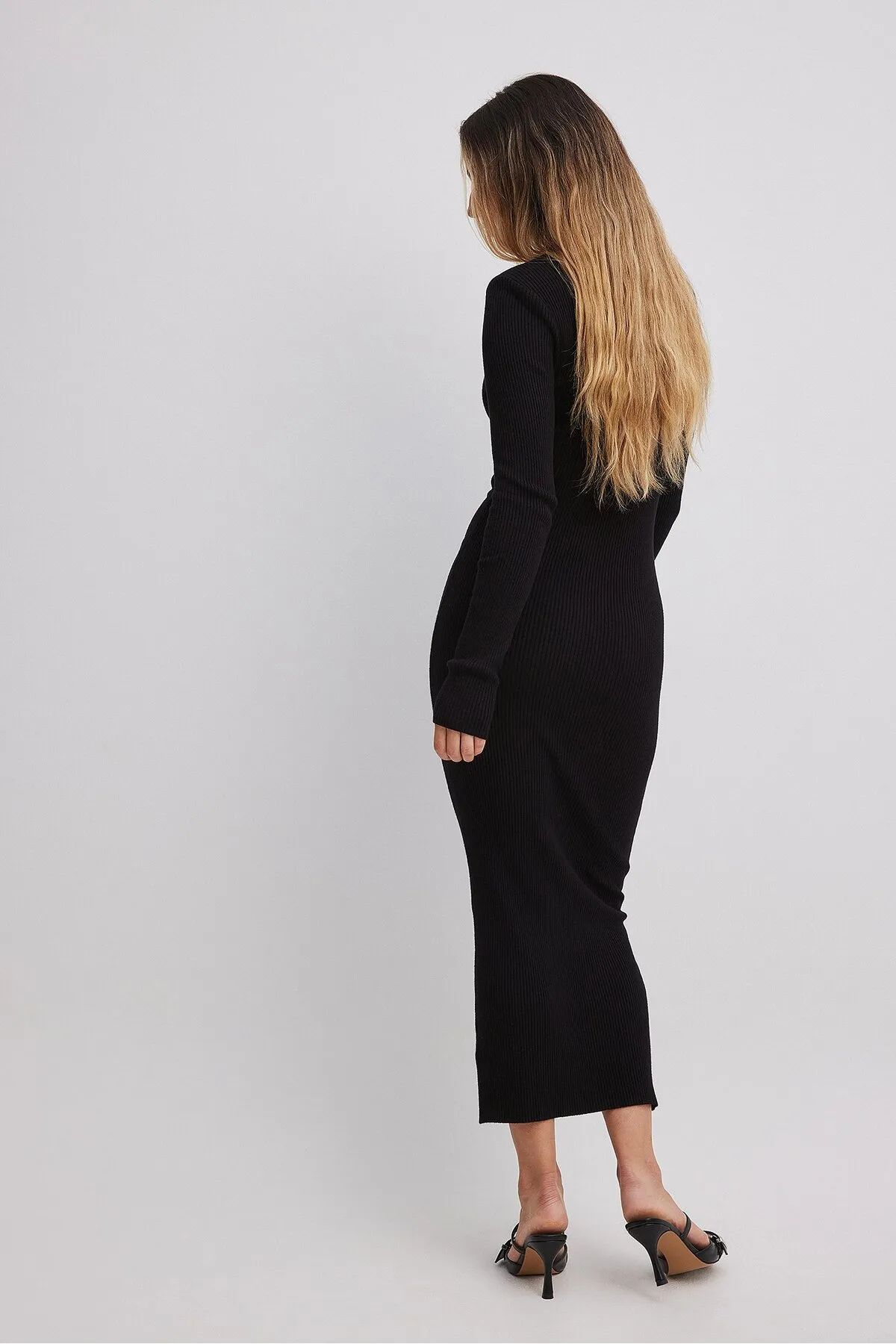 NA-KD  Gestricktes Maxikleid mit Schulterpolstern