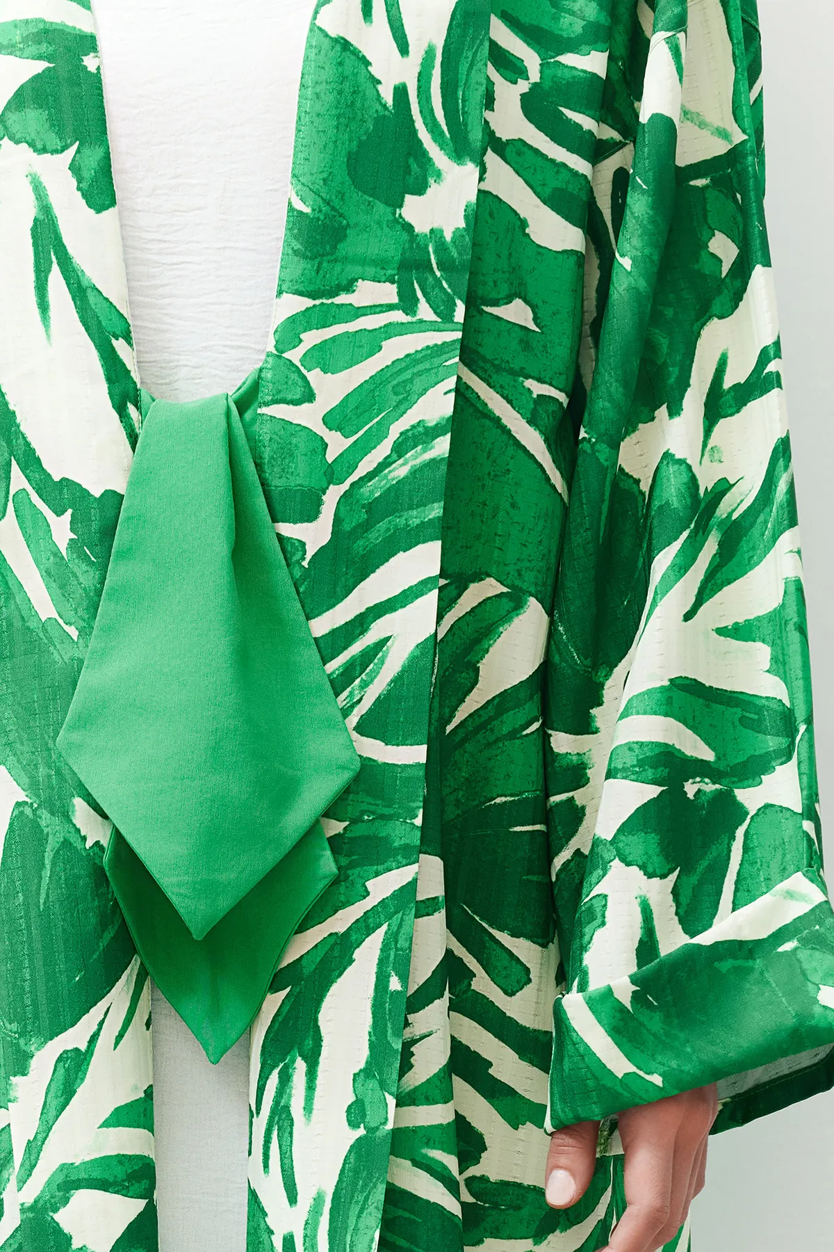 Trendyol Modest  Langer gewebter Kimono und Kaftan mit tropischem Muster in Grün TCTSS24KF00000