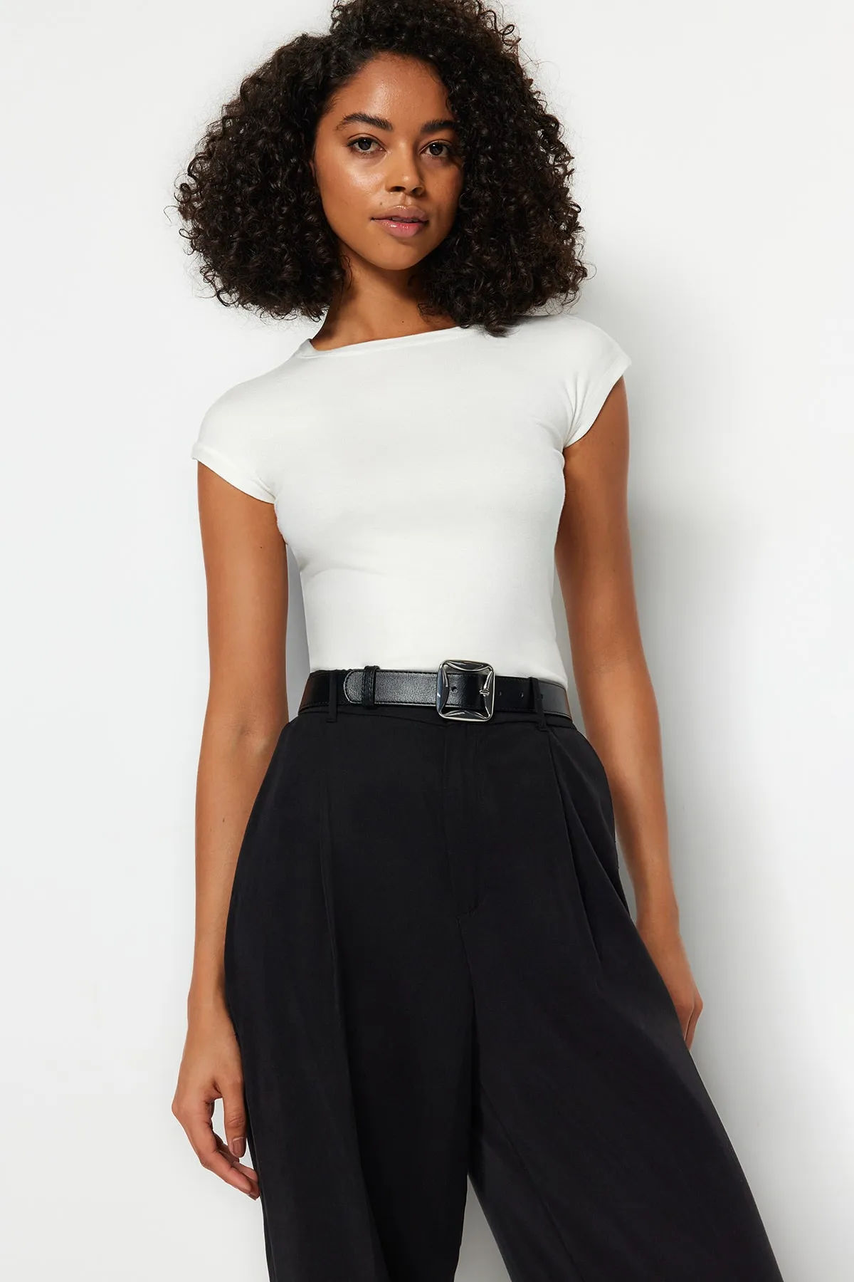 Trendyol Collection  Ecru Premium Viskose Taillierte Strickbluse mit Mondärmeln TWOSS23BZ00992