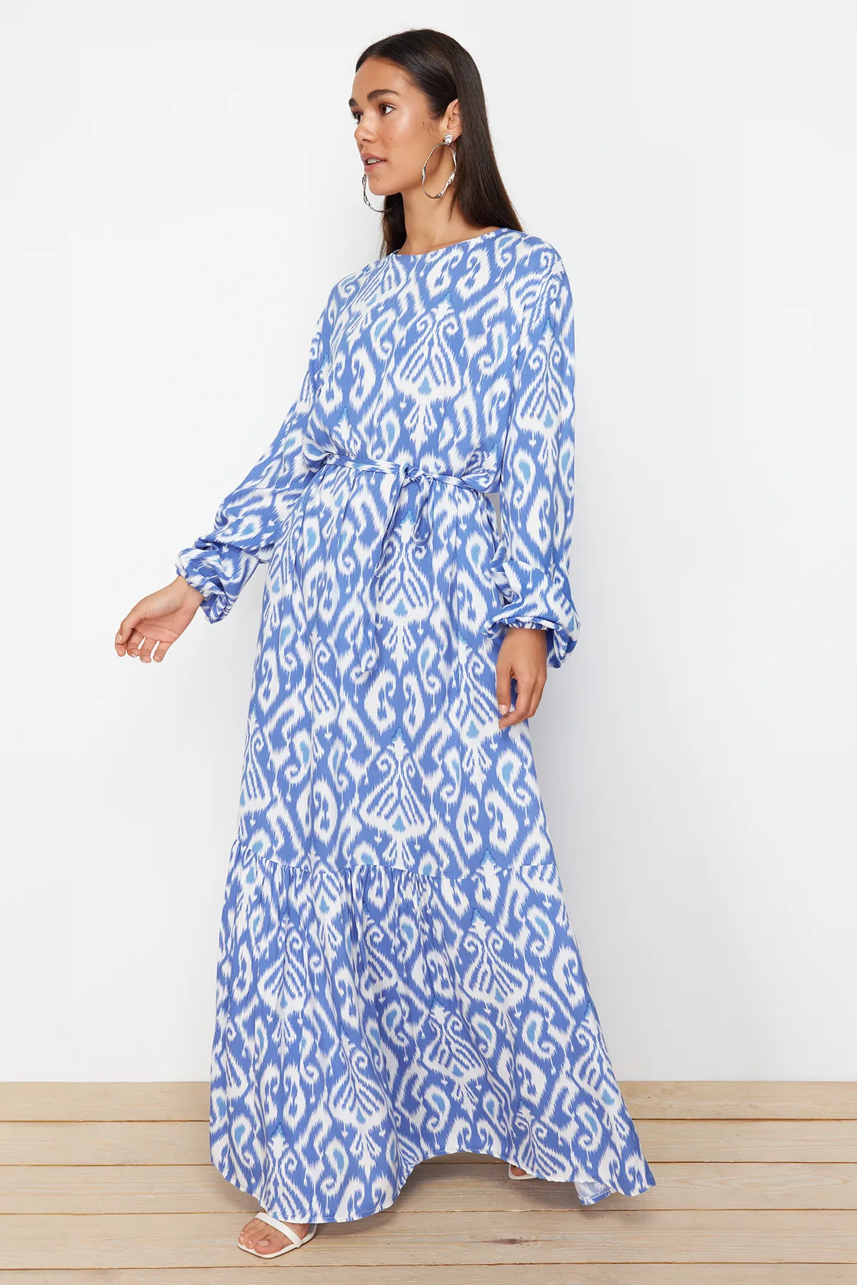 Trendyol Modest  Blaues Kleid aus Viskosegewebe mit Schalkragen und Gürtel TCTSS24EB00240
