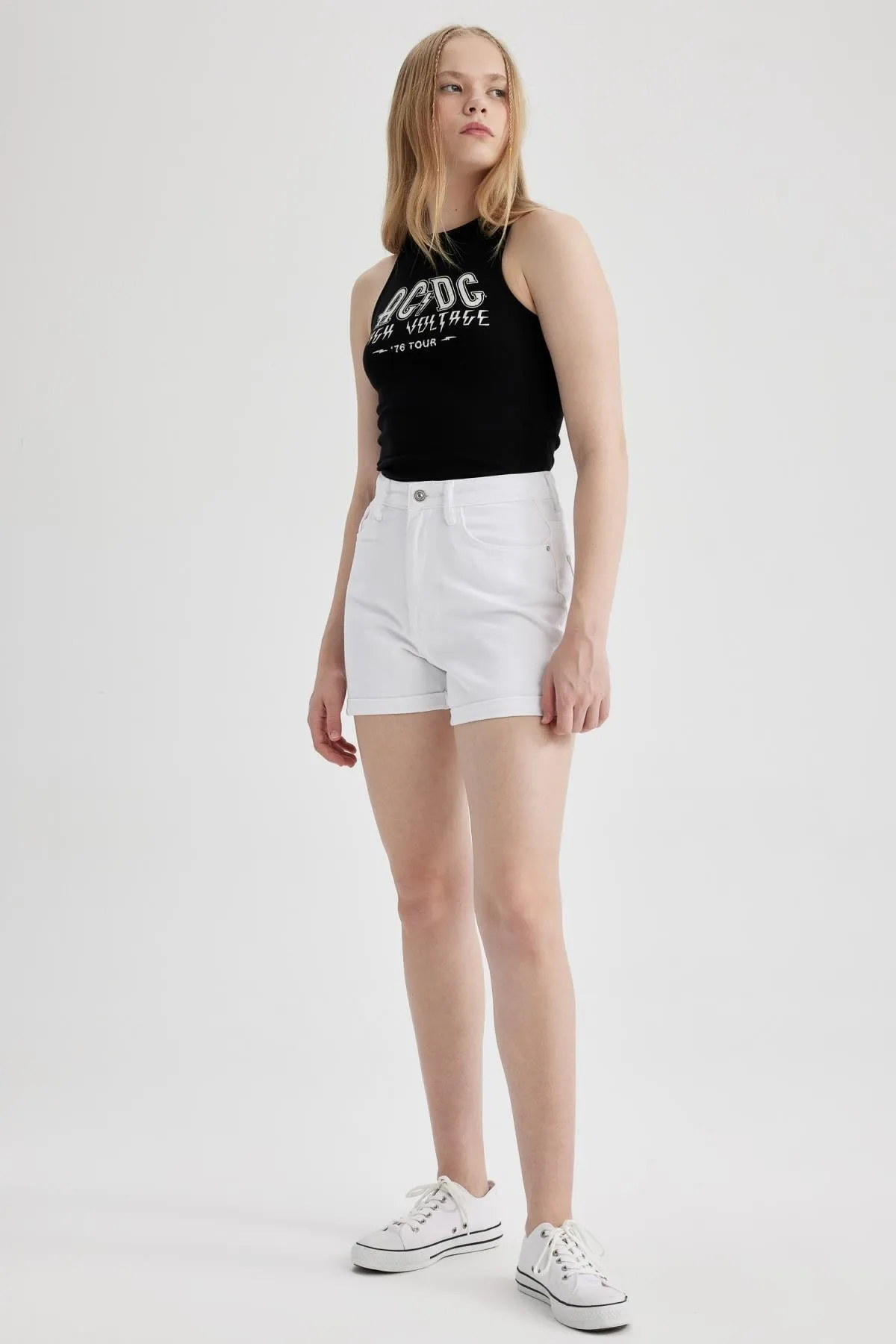 DeFacto  Weiße Jeansshorts mit hoher Taille und umgeschlagenem Bein im Mom-Fit, 100 % Baumwolle, A2625ax23sm