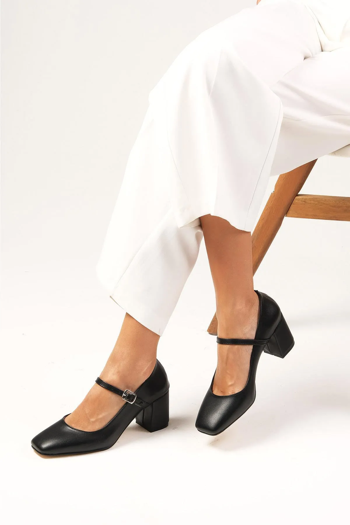 Mio Gusto  Alda Damen-Schuhe mit Absatz, schwarze Farbe, stumpfe Zehenpartie