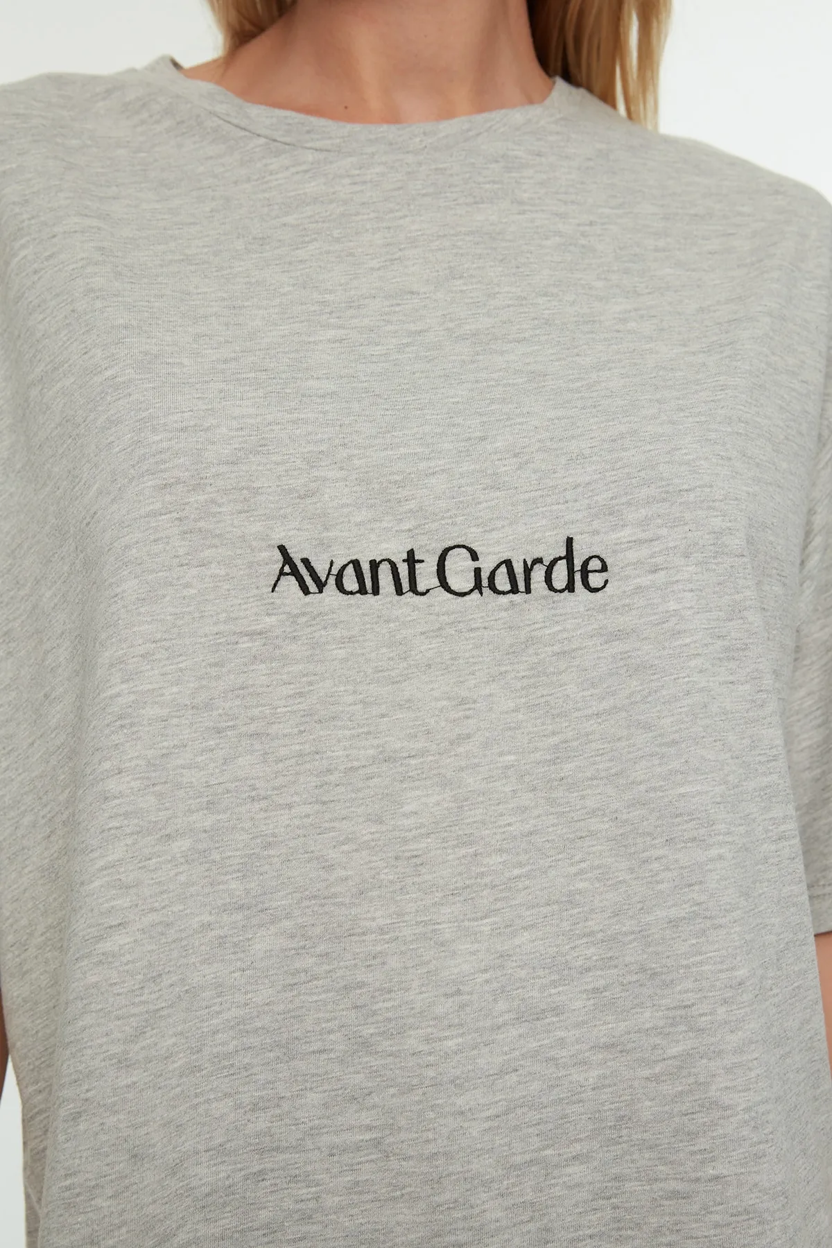 Trendyol Collection  Graues Baumwollmisch-Slogan-gesticktes, entspanntes/weites T-Shirt mit entspanntem Schnitt und Rundhalsausschnitt TWOSS21TS0481