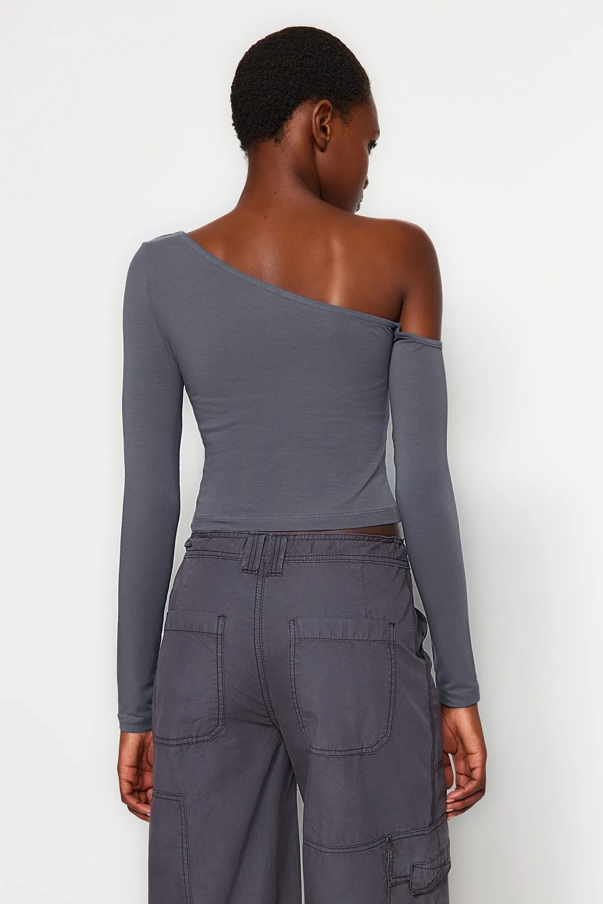 Trendyol Collection  Anthrazitfarbene One-Shoulder-Baumwollbluse mit dehnbarer Passform und kurzem Schnitt TWOAW24BZ00099