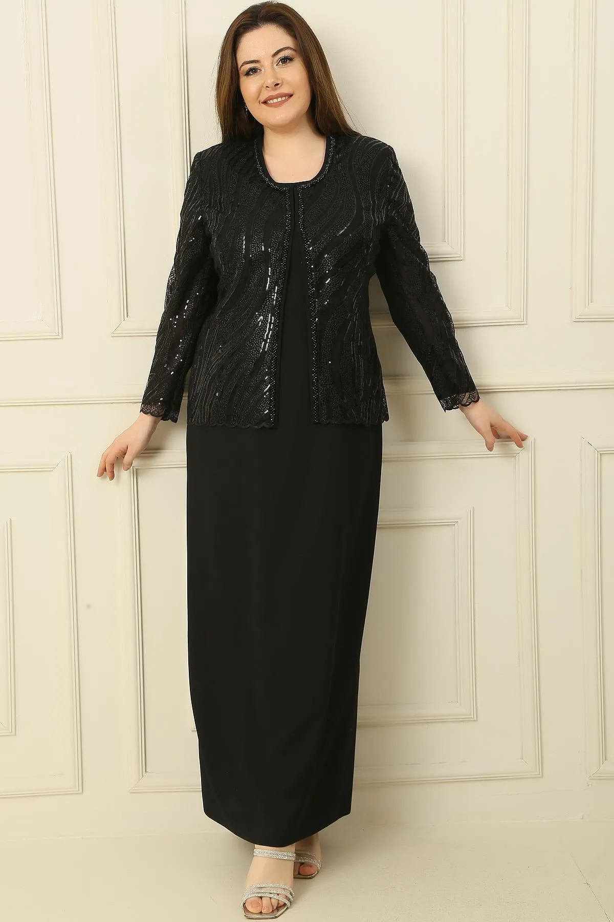 By Saygı  Langes Kleid mit Halbmondärmeln, mit Perlen und Pailletten bestickt, Jacke aus Tüll, gefüttert, 2-teiliges Set in Übergröße