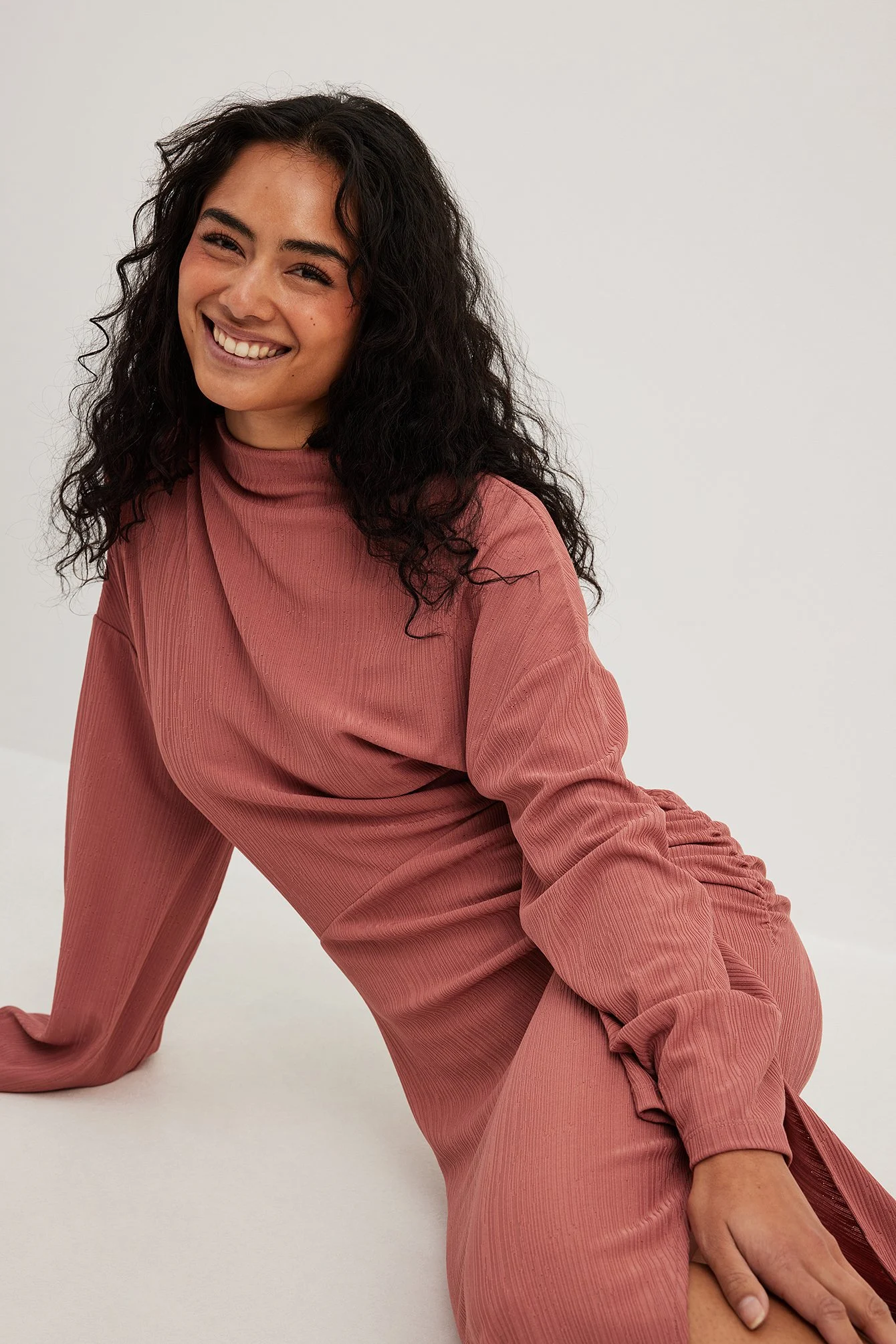 Hochgeschlossenes drapiertes Maxikleid