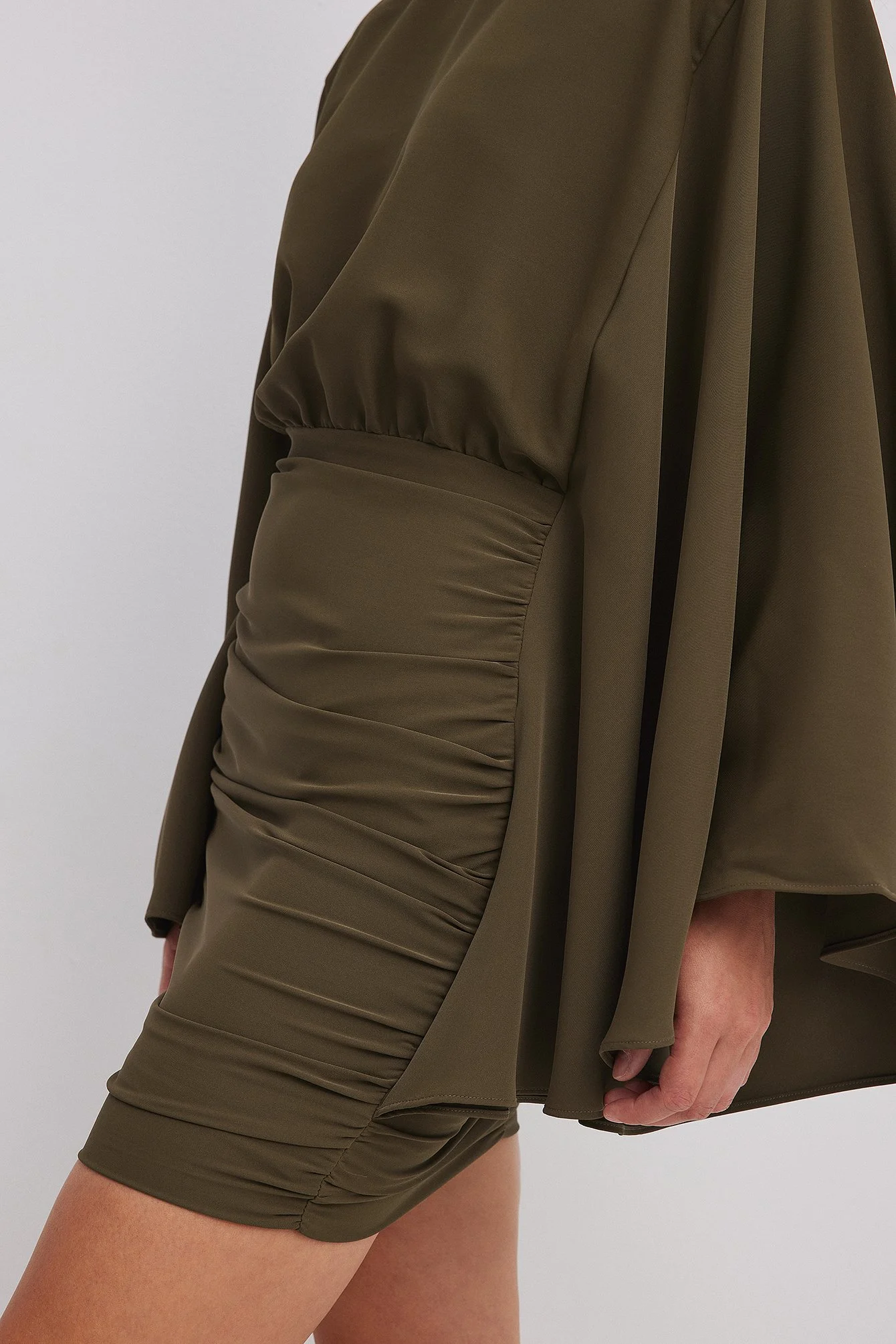 Drapiertes Minikleid mit weiten Ärmeln